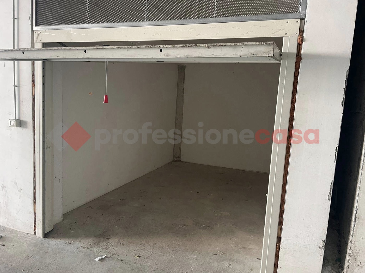 Box/Garage 13mq in vendita a Vitulazio