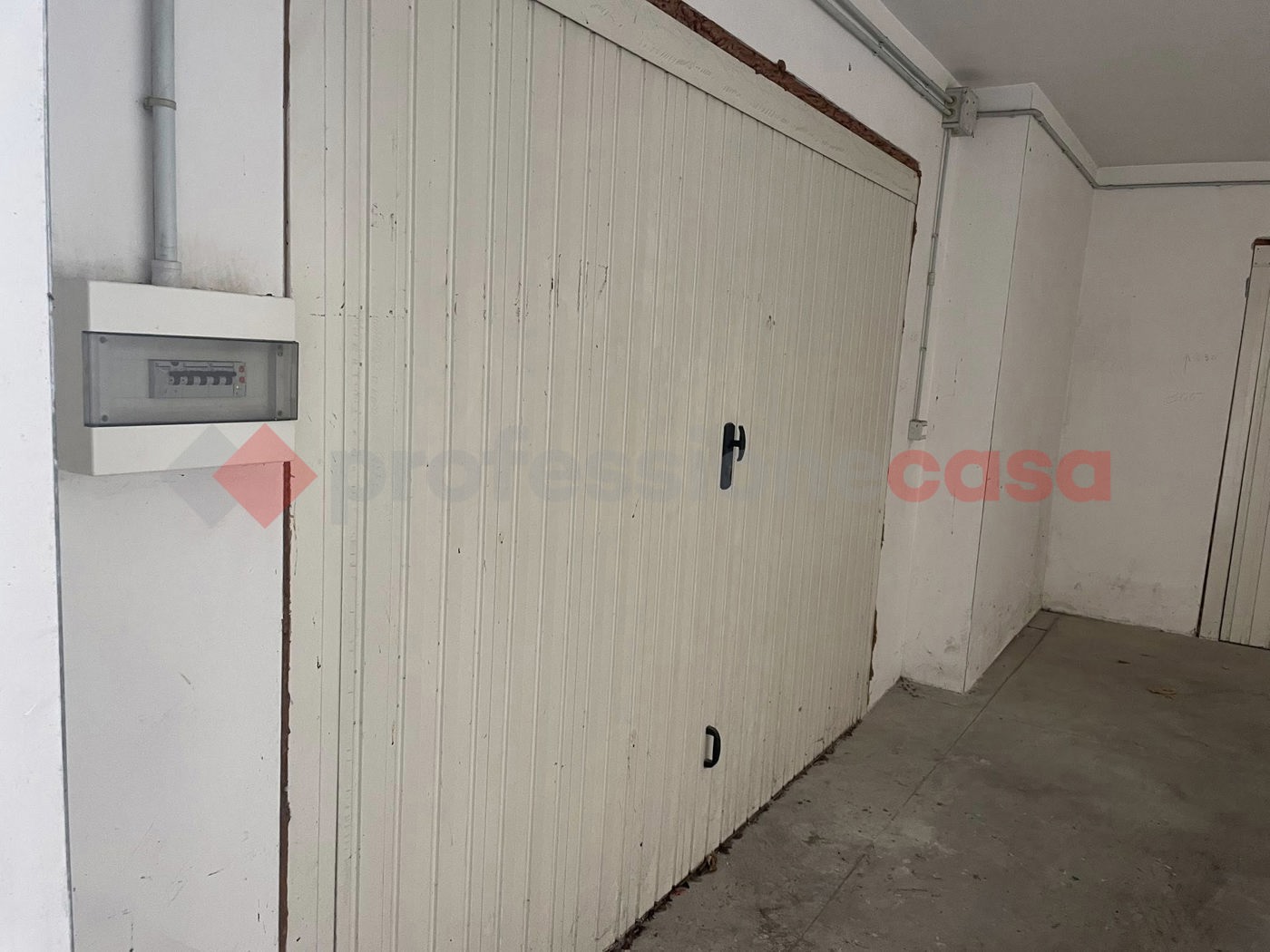 Box/Garage 120mq in vendita a Vitulazio
