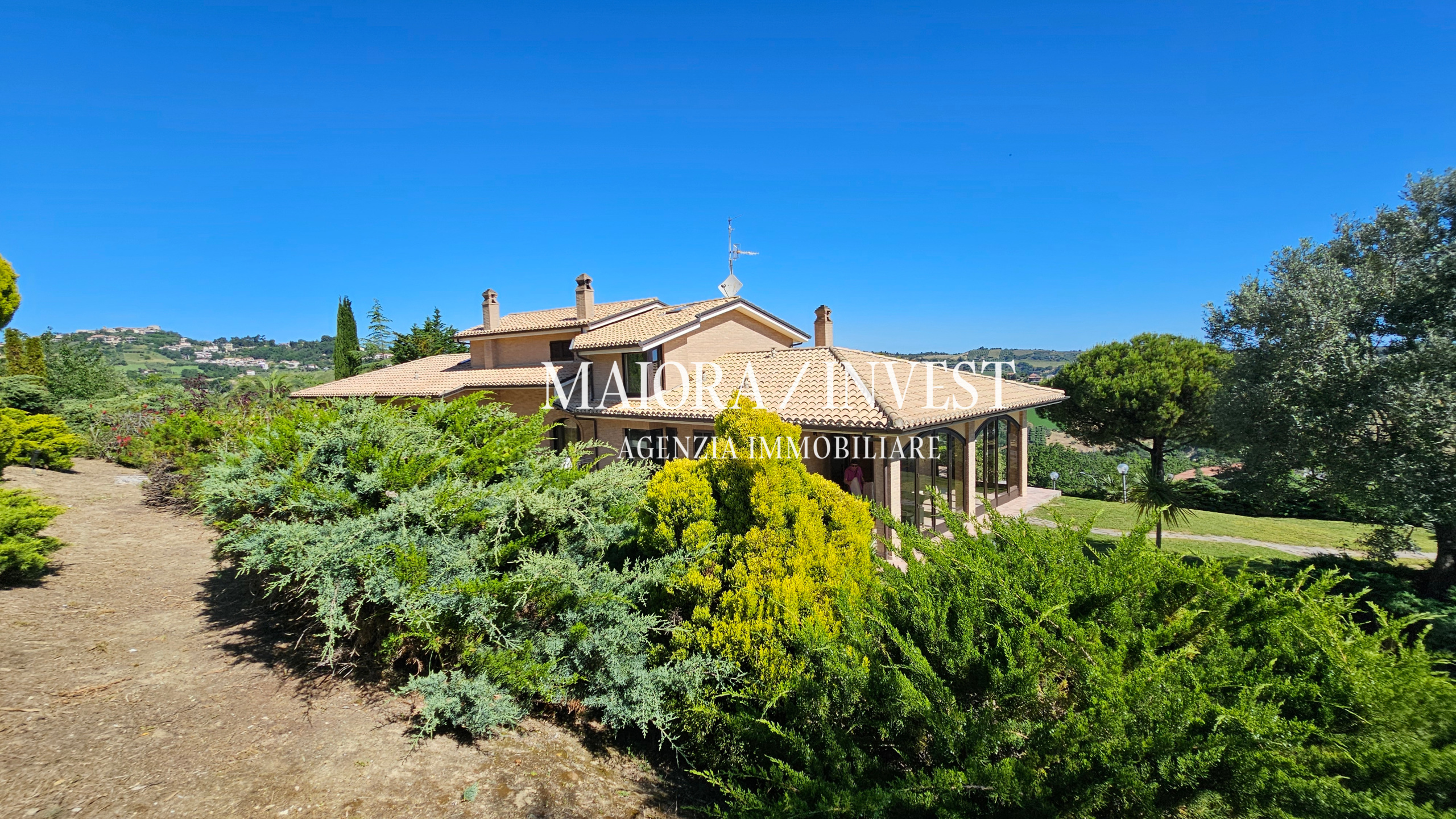 Villa con giardino a Acquaviva Picena