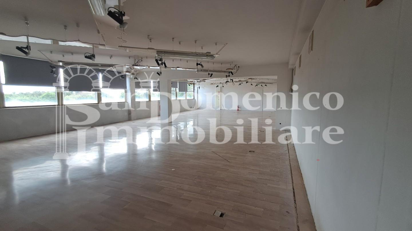 Locale commerciale in affitto a Cascina