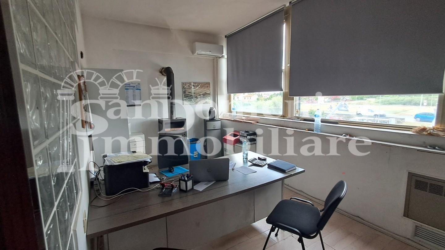 Locale commerciale in affitto a Cascina