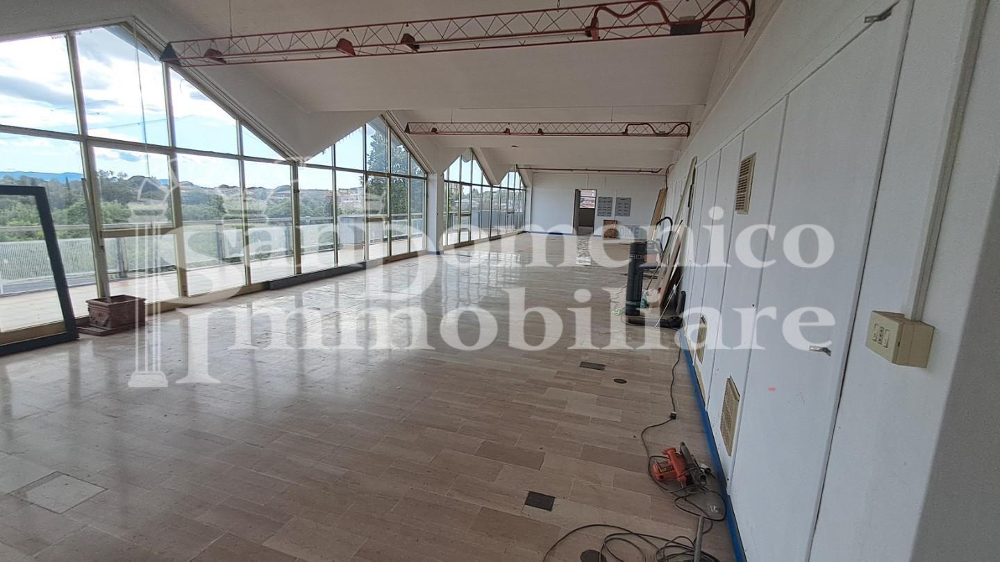 Locale commerciale in affitto a Cascina