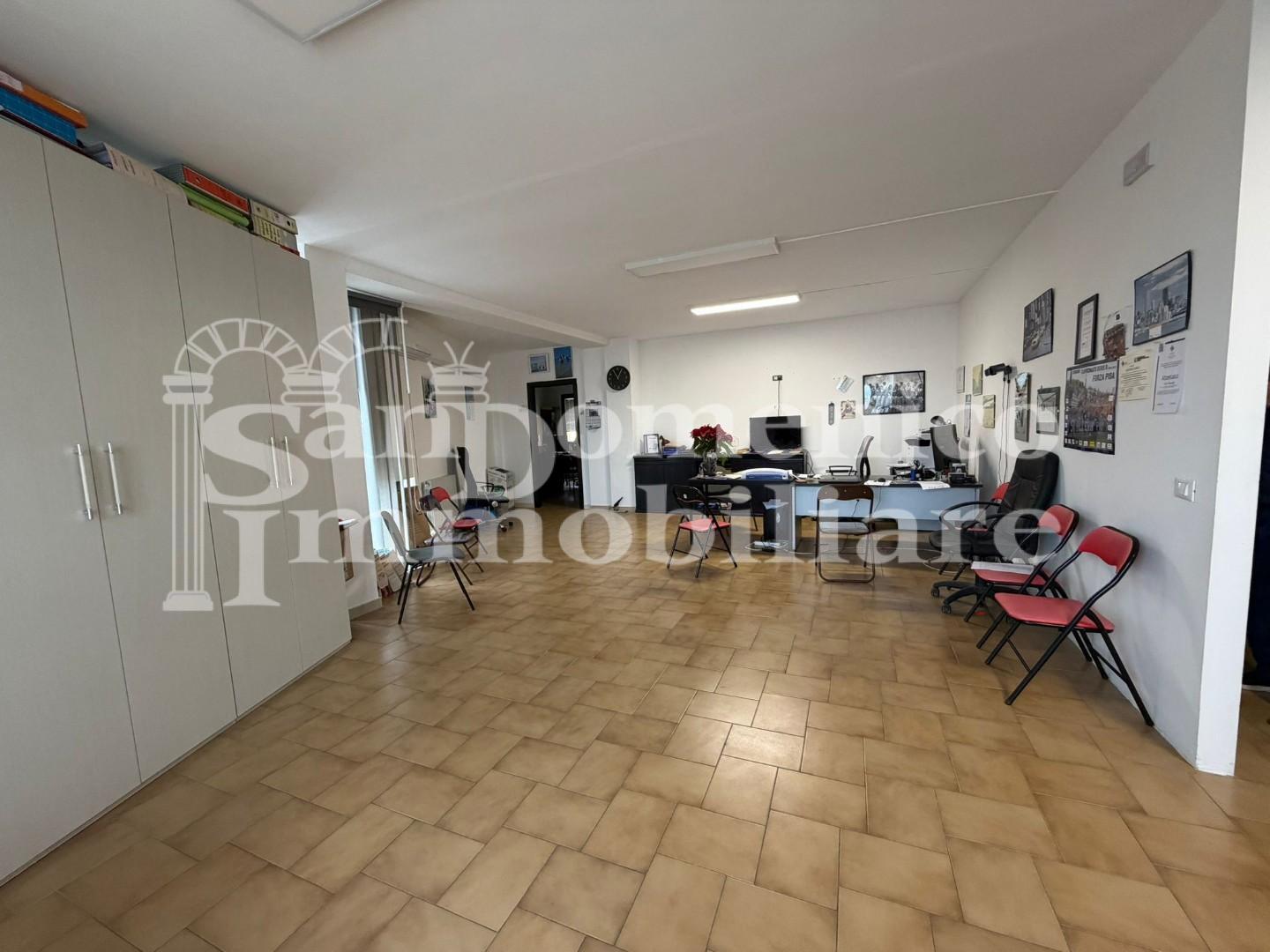 Ufficio in affitto a Cascina