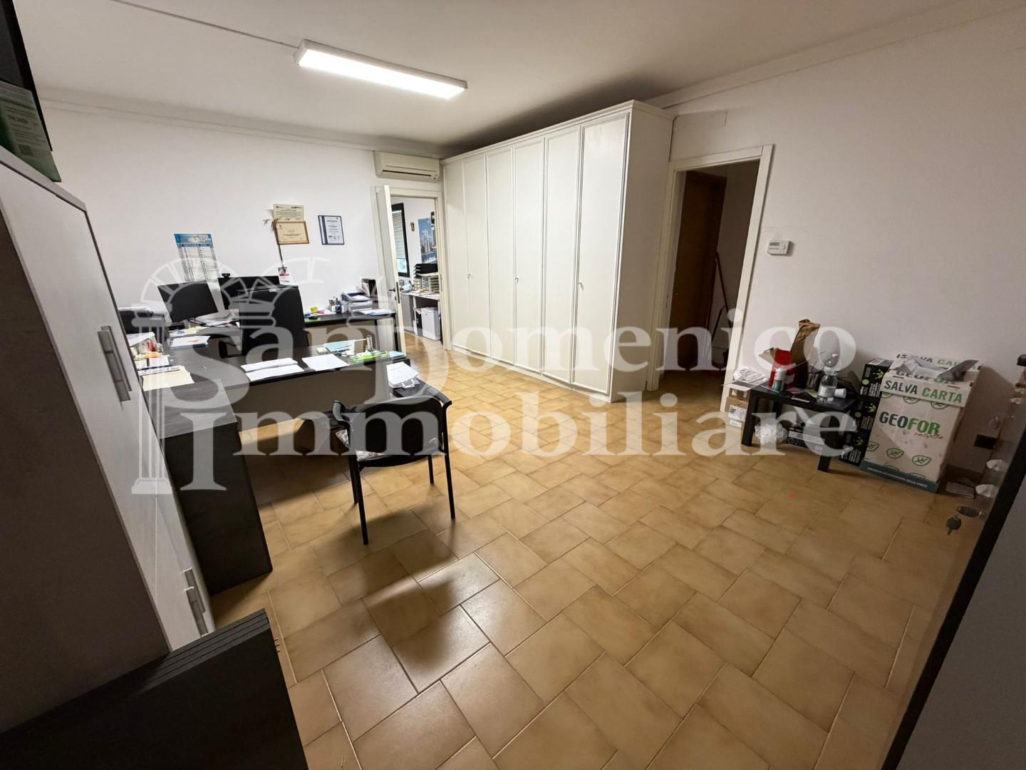 Ufficio in affitto a Cascina