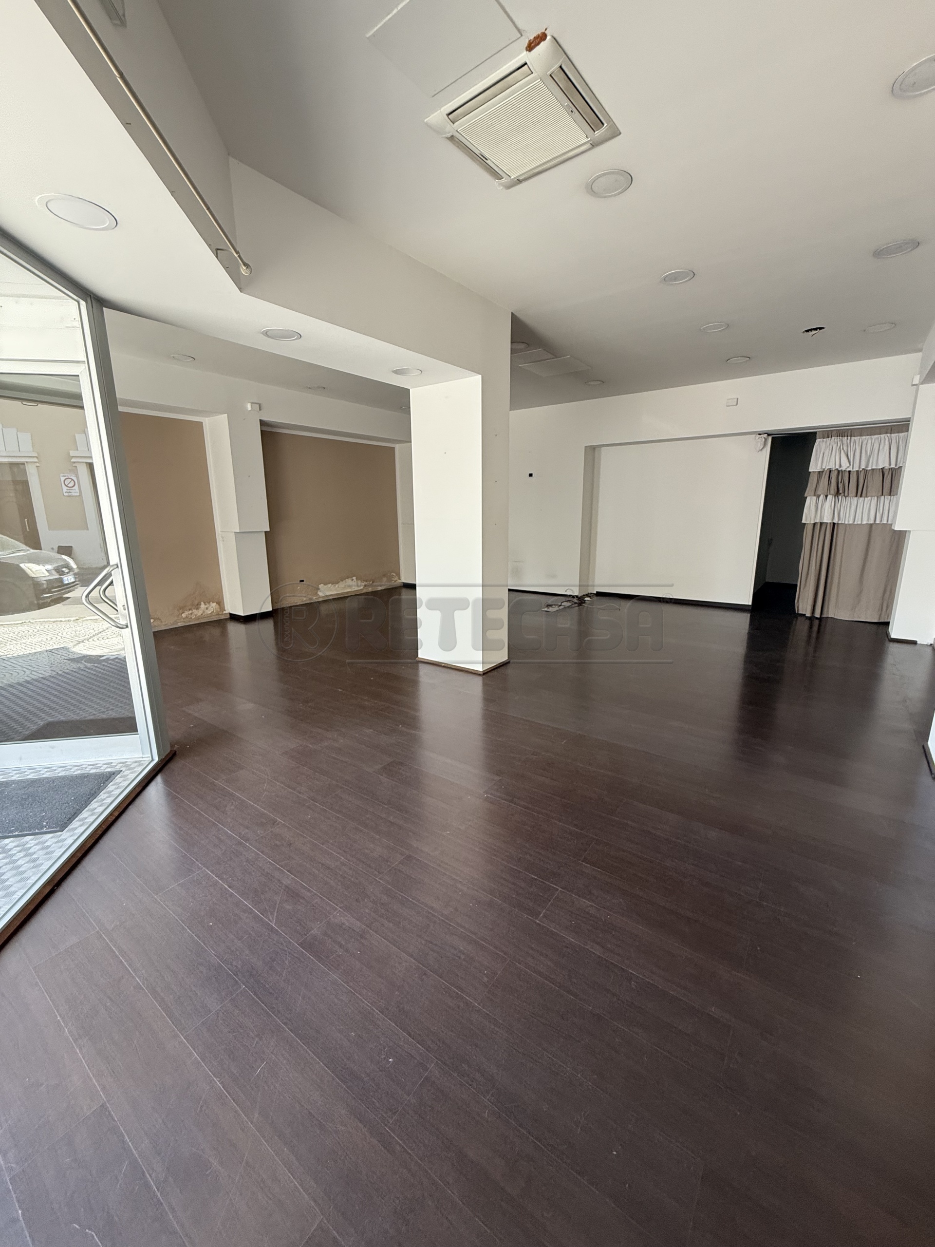 Locale commerciale in affitto in piazza giuseppe mazzini 16, Nard�