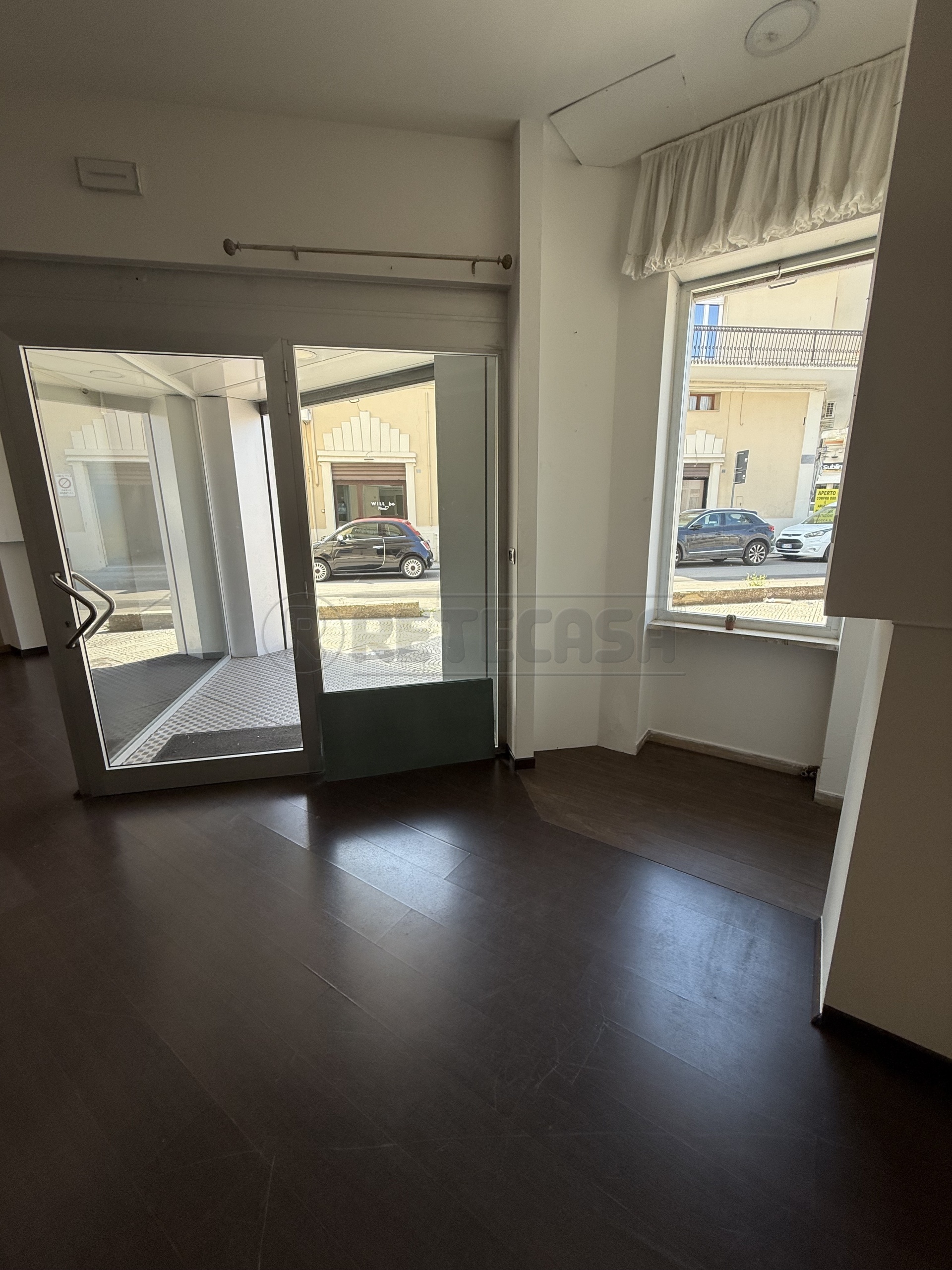 Locale commerciale in affitto in piazza giuseppe mazzini 16, Nard�