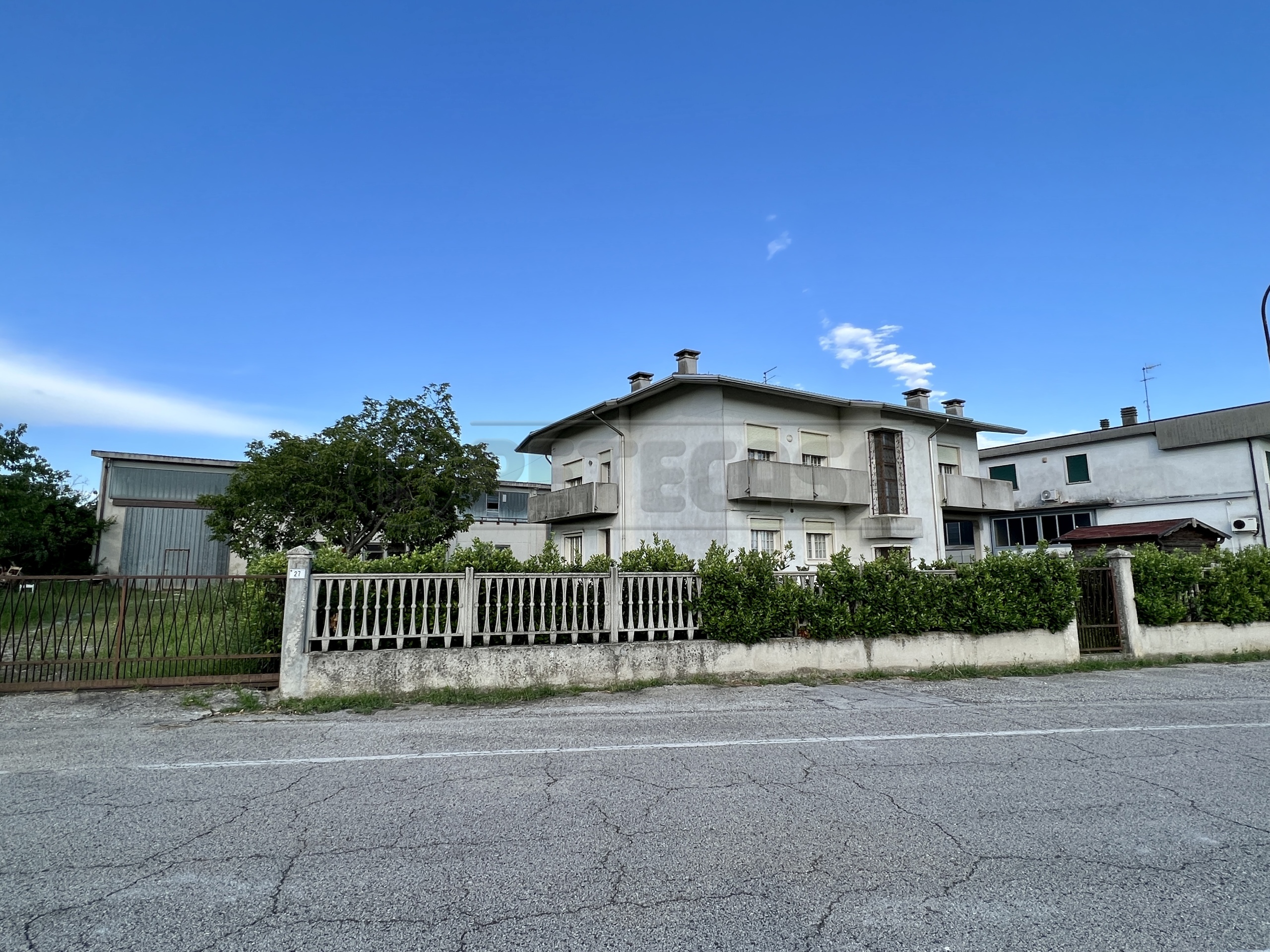 Capannone con giardino in via enrico toti, Montecchio Maggiore