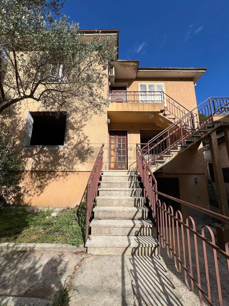 Casa indipendente con giardino in via salita santissima trinit 36, Montecchio Maggiore