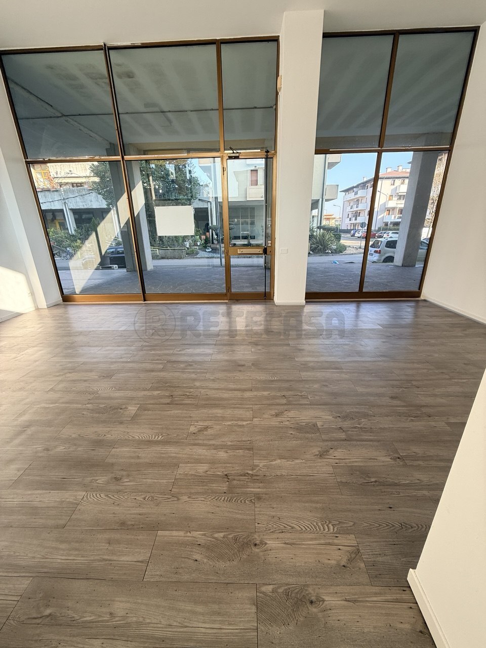 Locale commerciale ristrutturata in piazza g. carli, Montecchio Maggiore