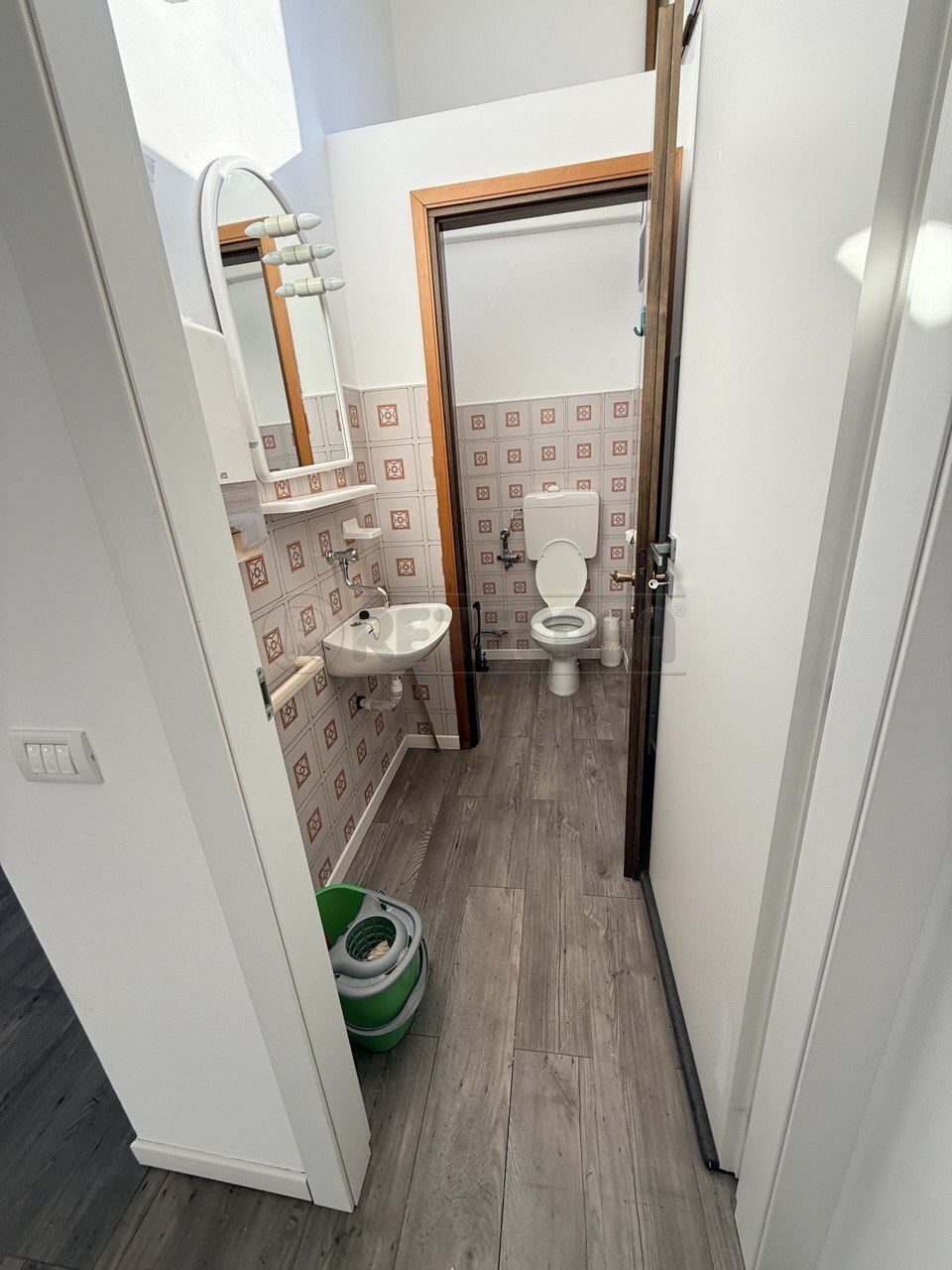 Locale commerciale ristrutturata in piazza g. carli, Montecchio Maggiore