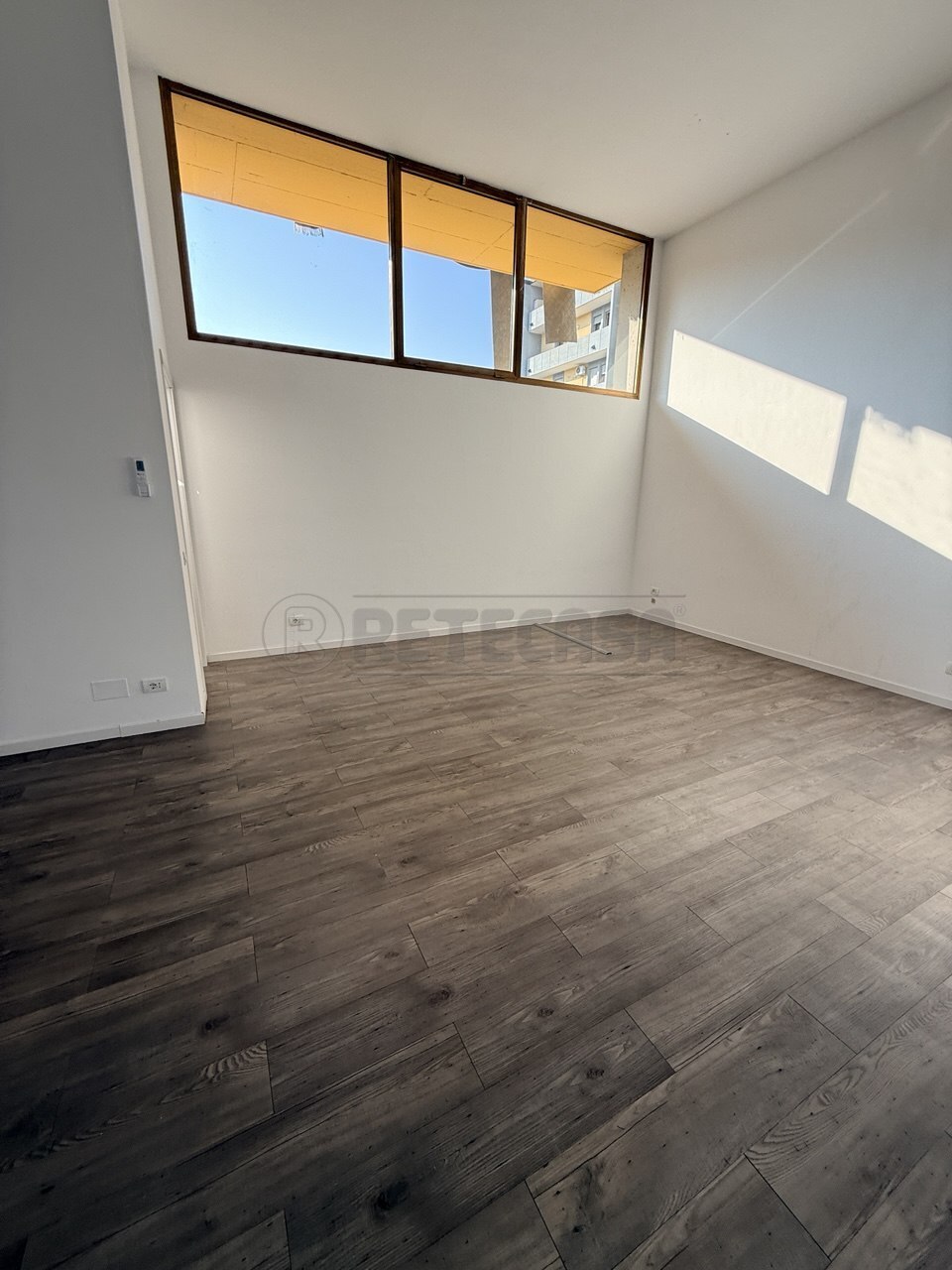 Locale commerciale ristrutturata in piazza g. carli, Montecchio Maggiore