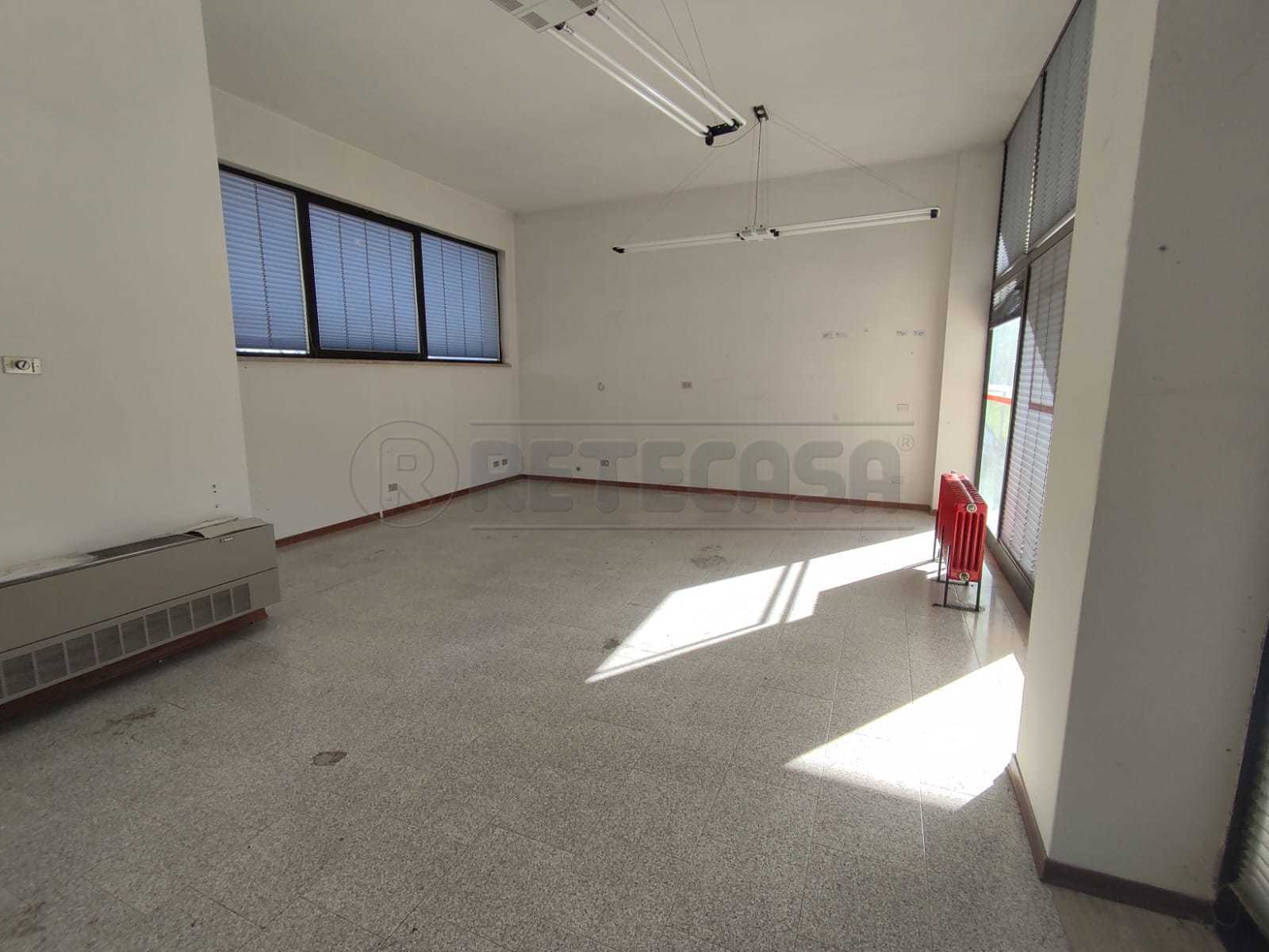 Locale commerciale in affitto, Montecchio Maggiore p.zza carli