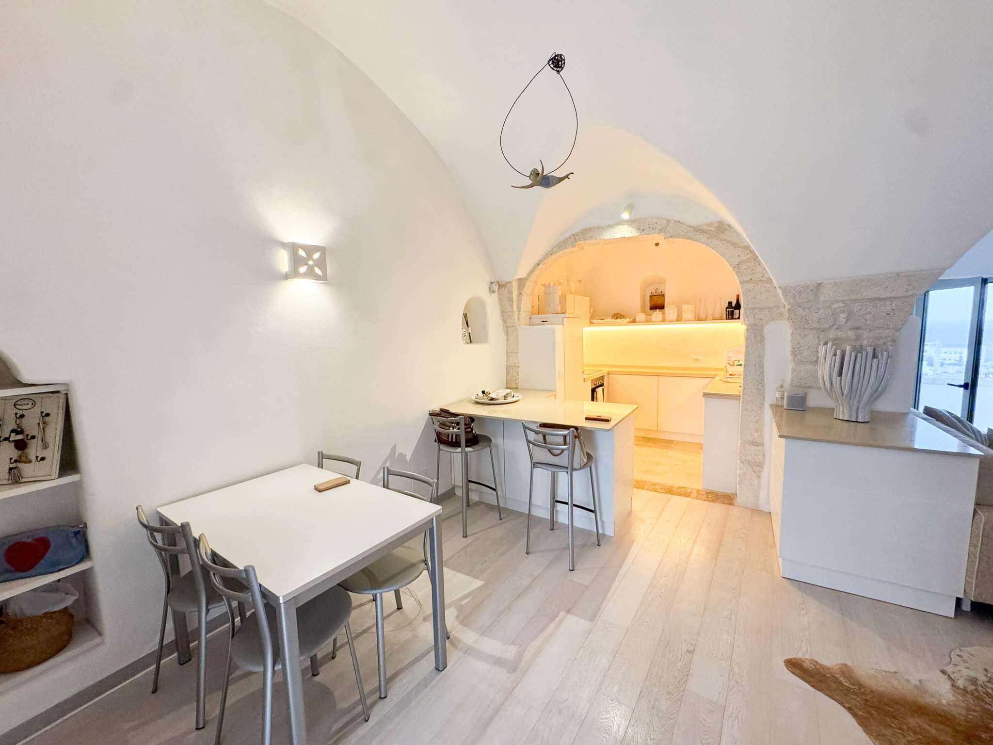 Casa indipendente con terrazzi in via leonardo clemente, Ostuni