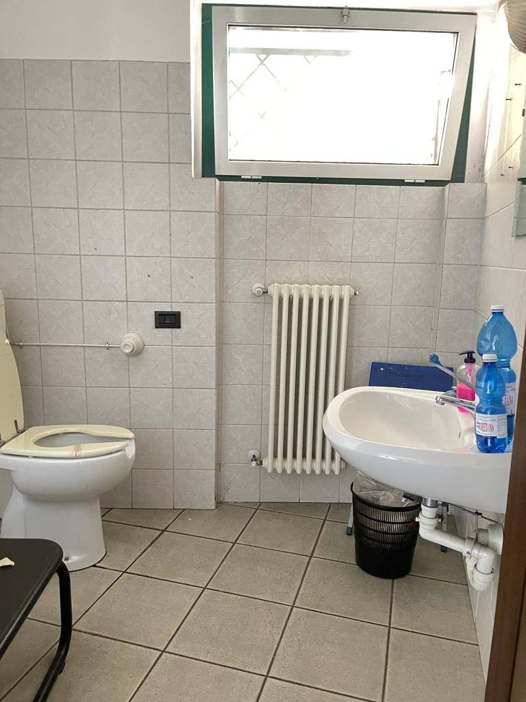 Negozio in vendita a Gallarate, Centro