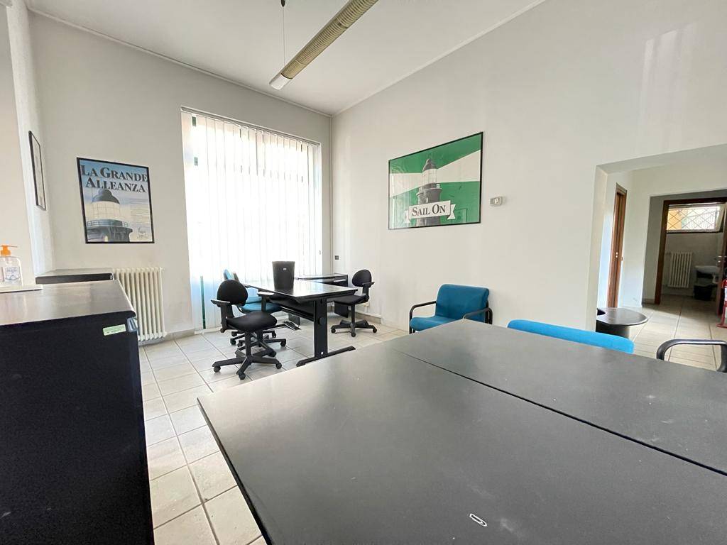 Negozio in vendita a Gallarate, Centro