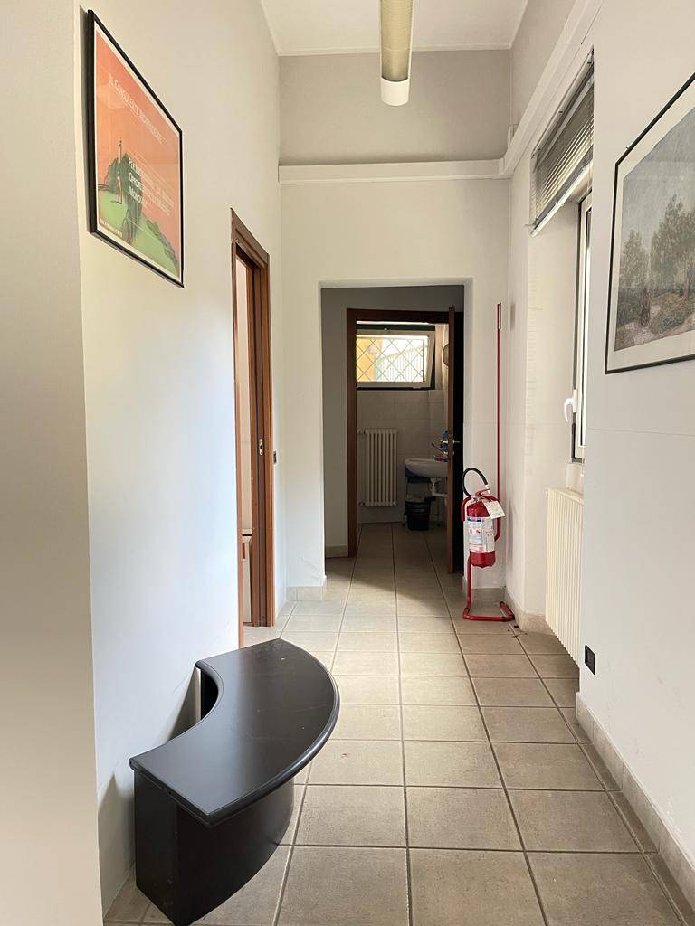 Negozio in vendita a Gallarate, Centro