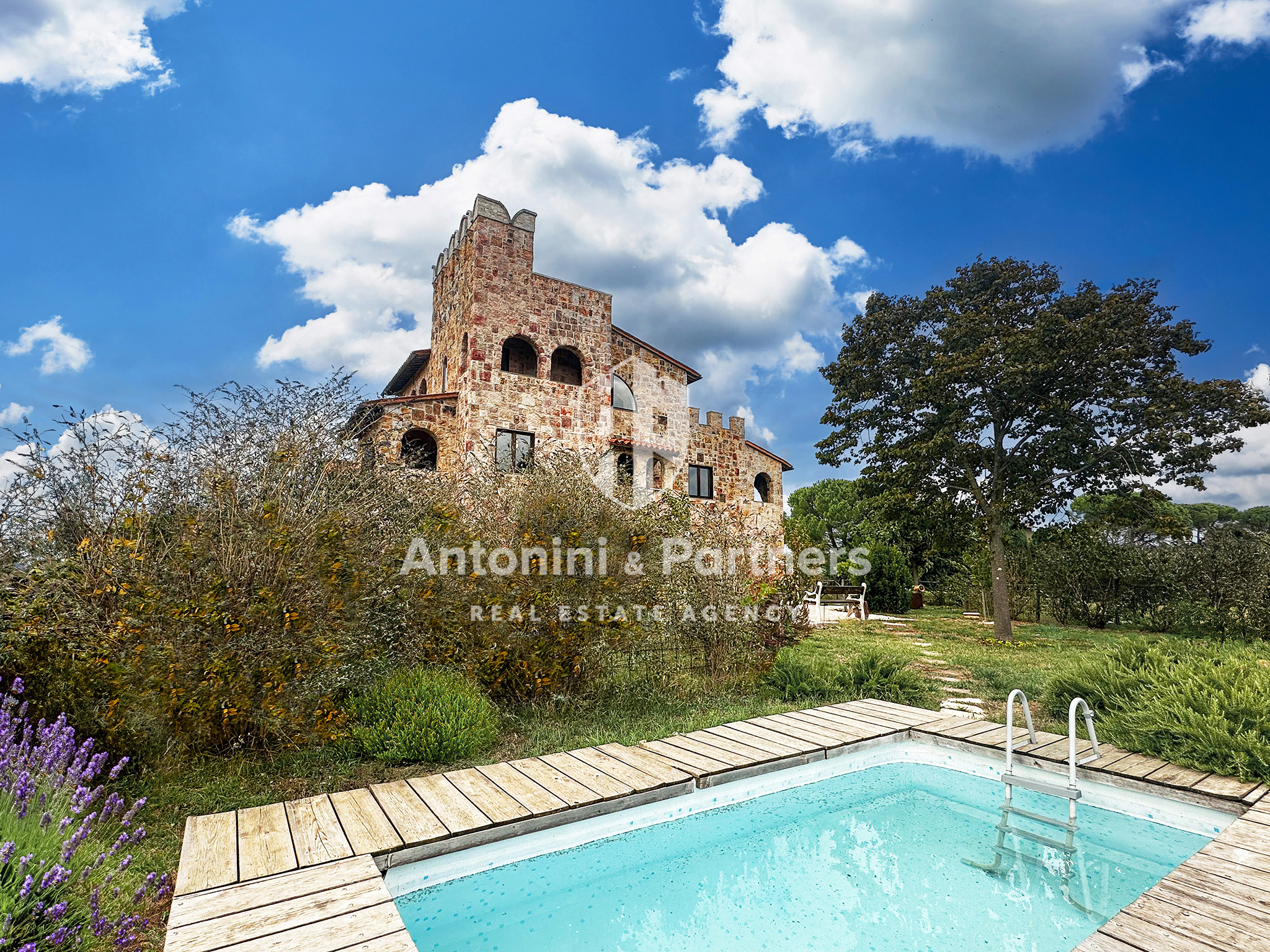 Villa con giardino in piazza del popolo, Todi