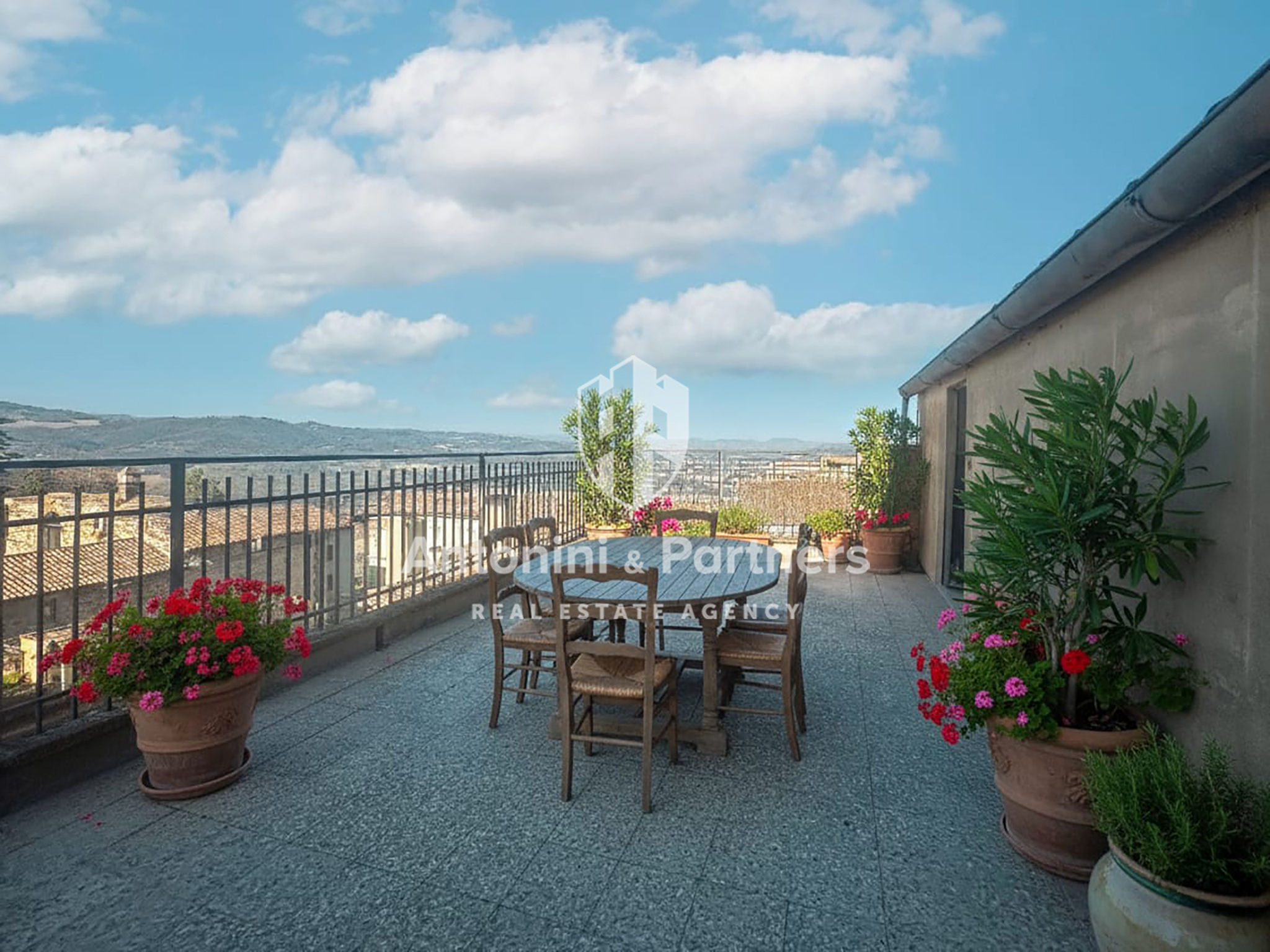 Appartamento con terrazzo in via ciuffelli, Todi