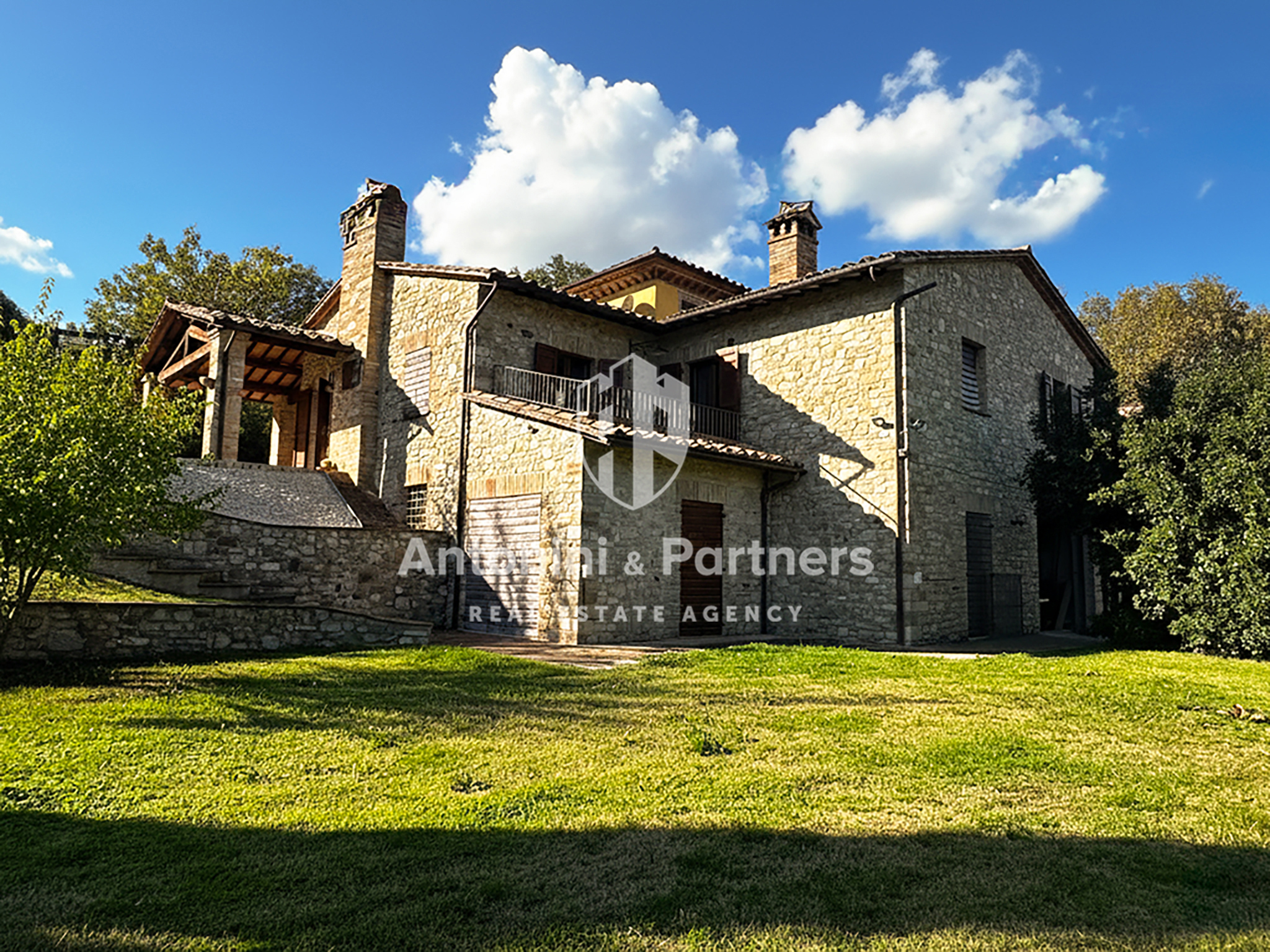 Casa indipendente con giardino in frazione crocefisso, Todi