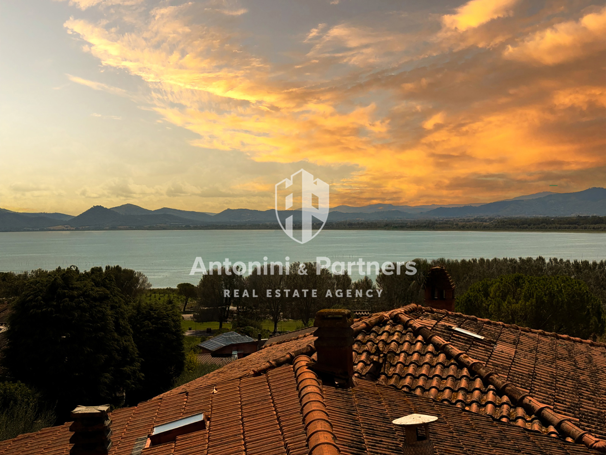 Quadrilocale con terrazzo in piazza dante alighieri, Castiglione del Lago