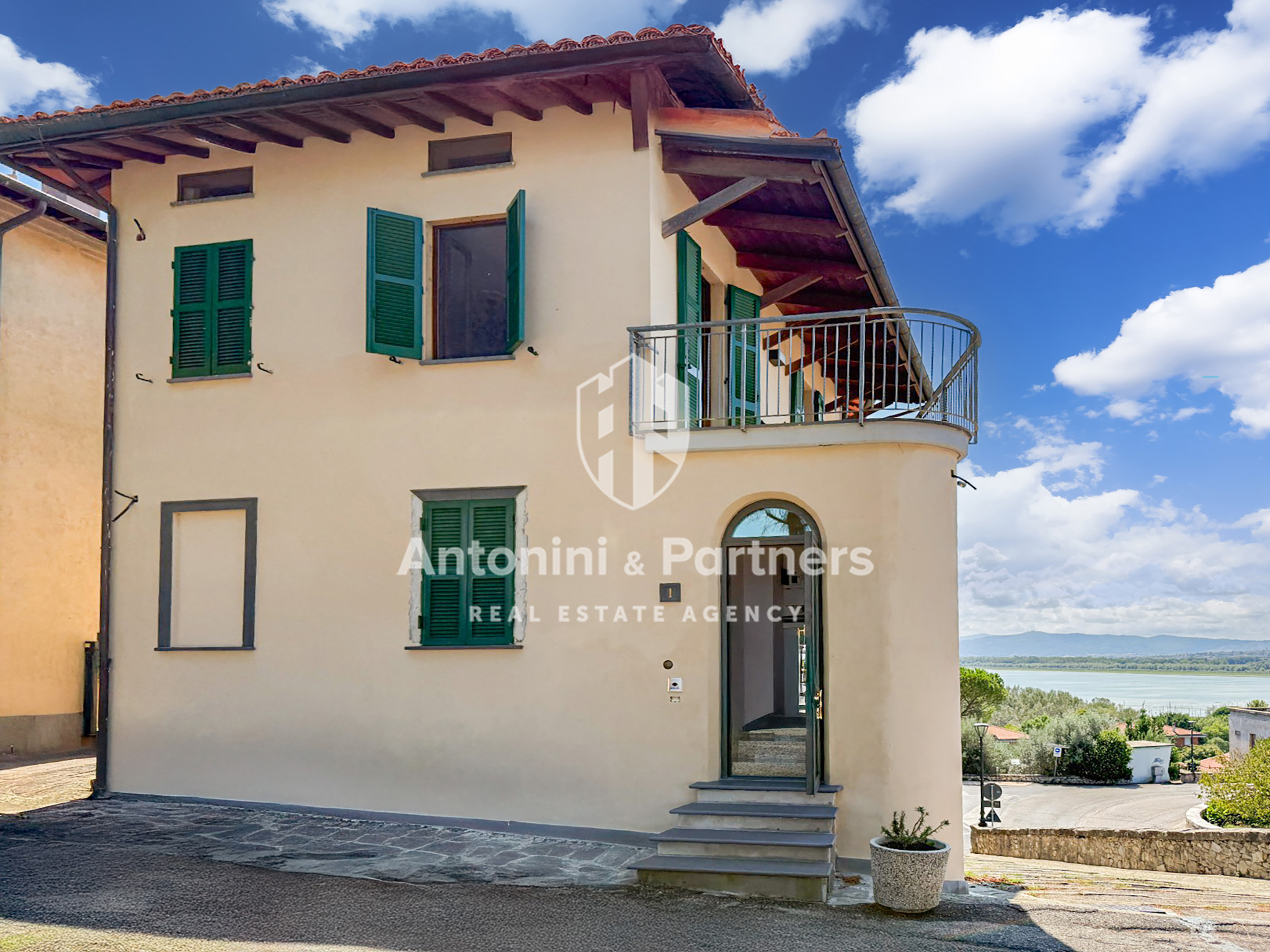 Quadrilocale con terrazzo in piazza dante alighieri, Castiglione del Lago