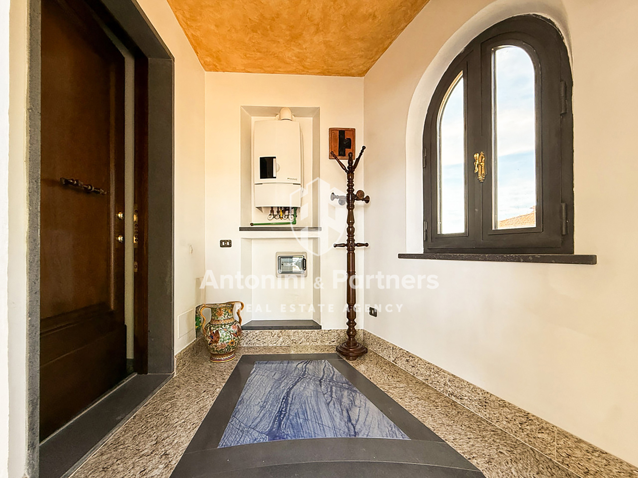 Quadrilocale con terrazzo in piazza dante alighieri, Castiglione del Lago