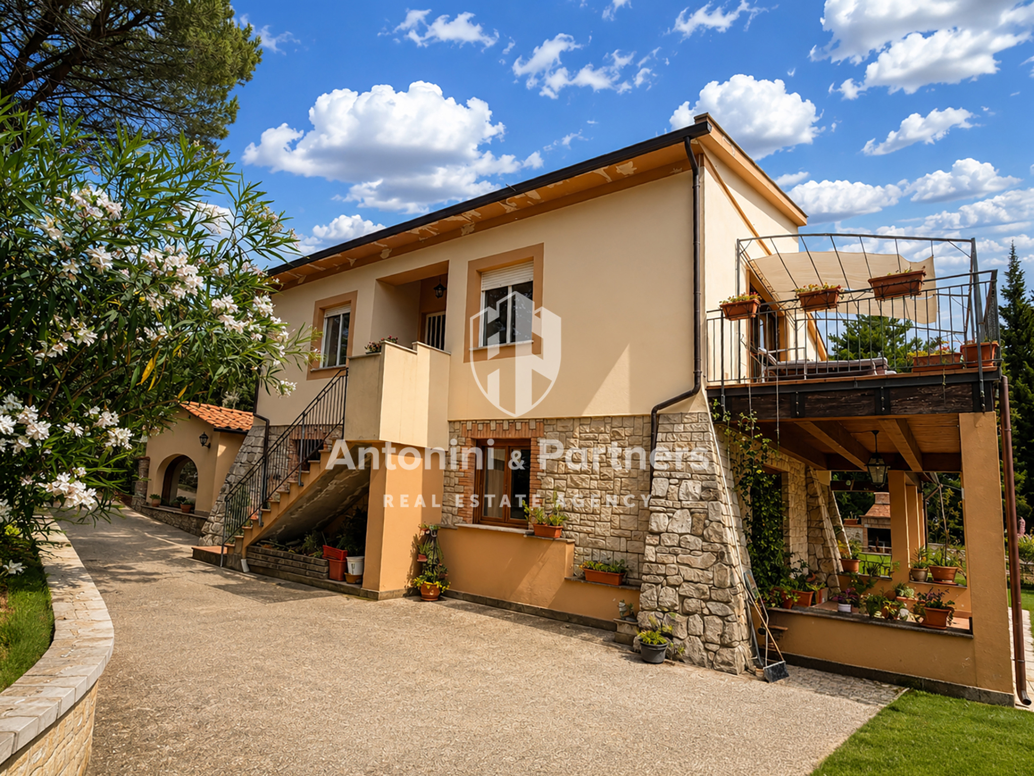 Casa indipendente con giardino in localit� canonica, Todi