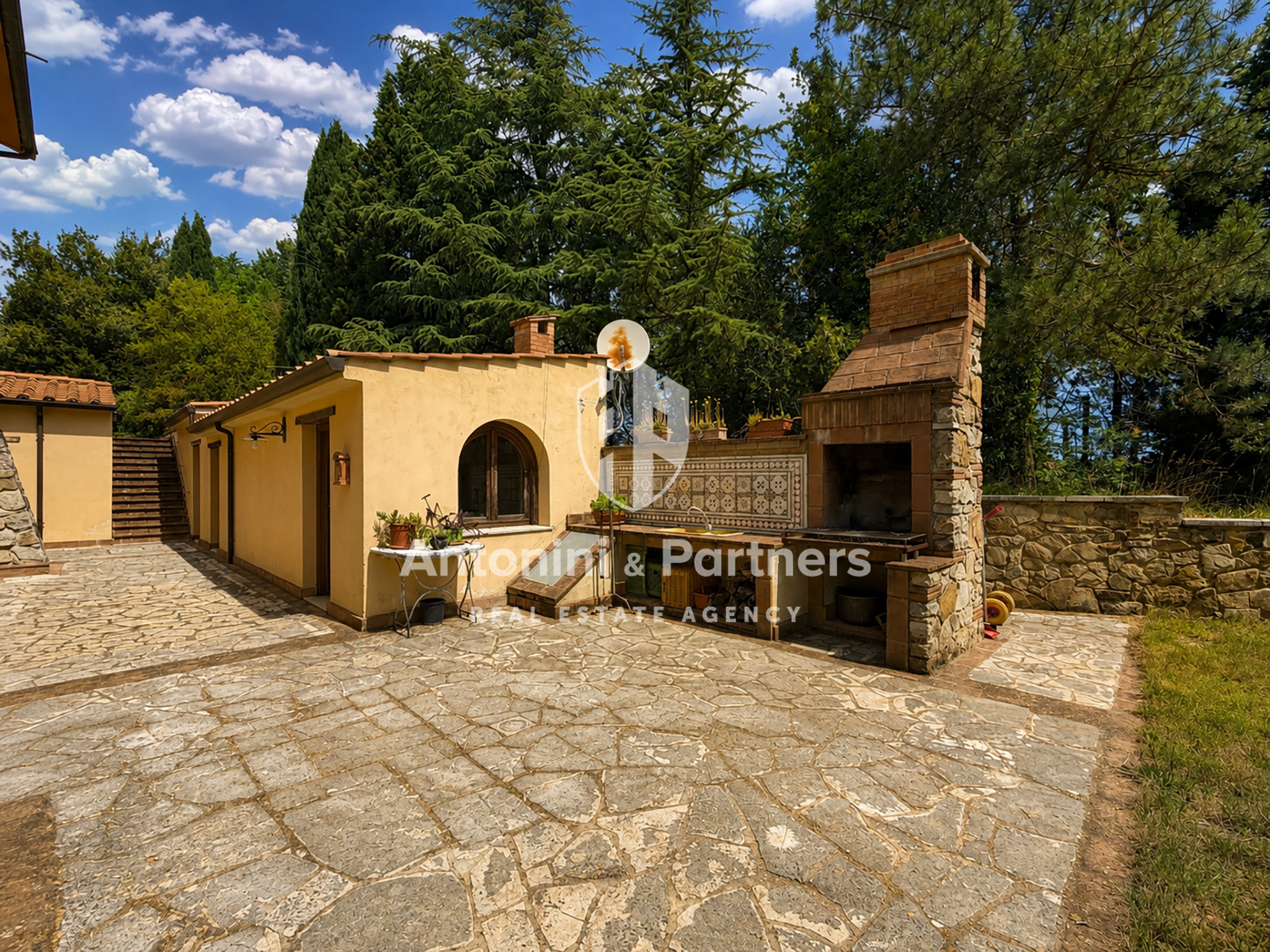 Casa indipendente con giardino in localit� canonica, Todi