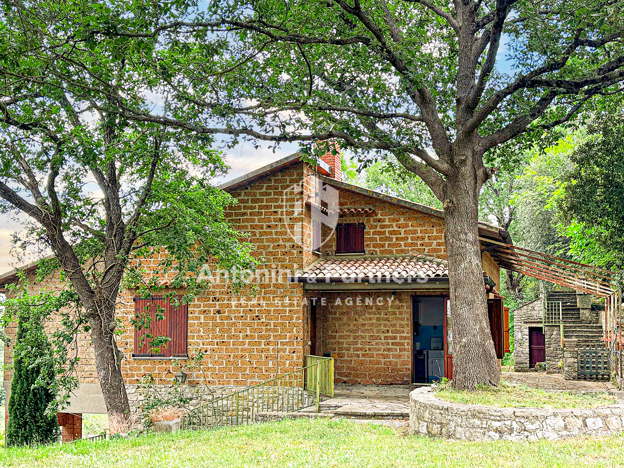 Villa con giardino in via della torre, Paciano