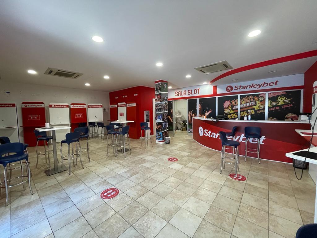Locale commerciale in affitto in via largo dicone 2/3/t, Siracusa