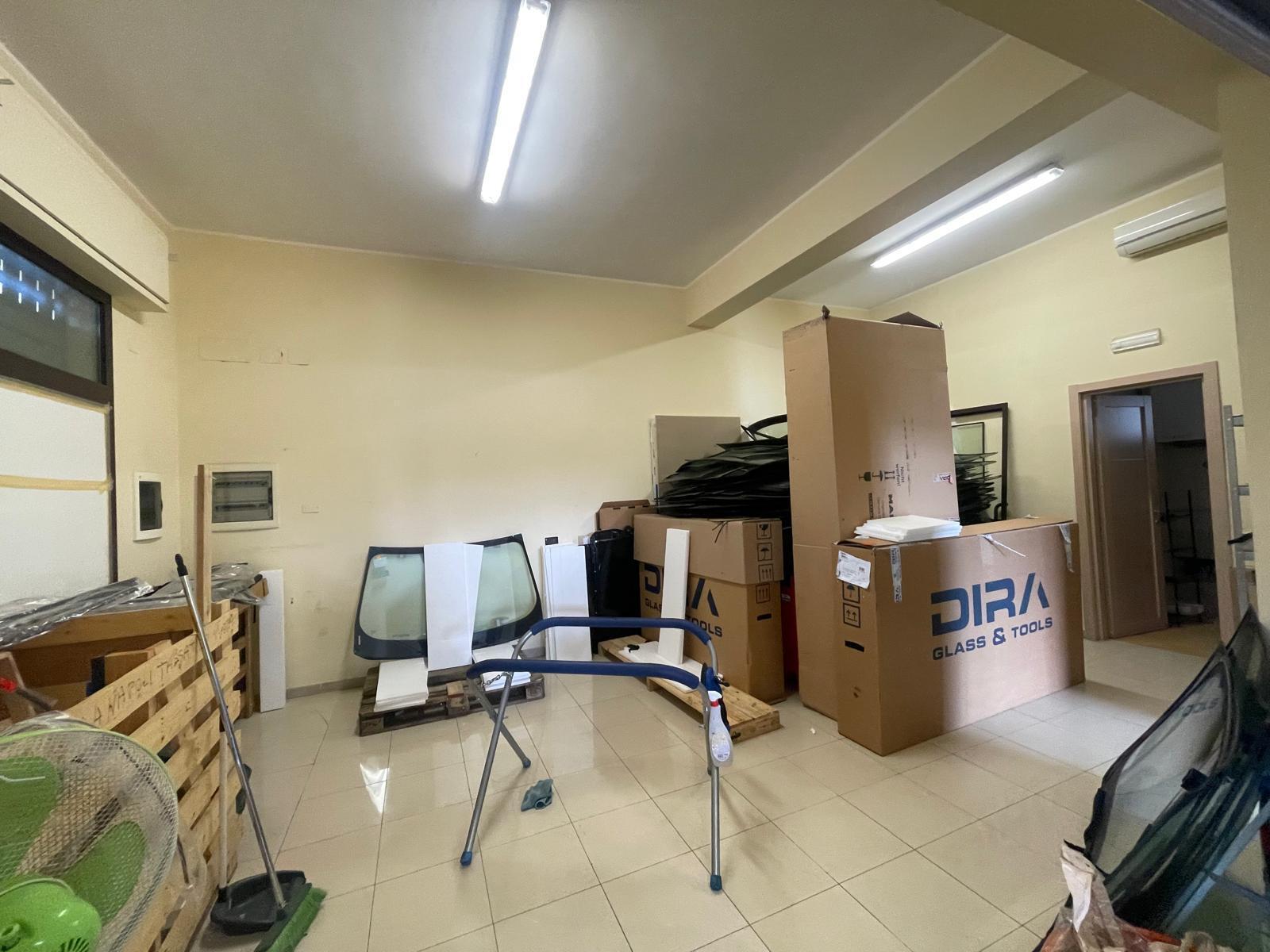 Locale commerciale con box in via piazza armerina 4, Siracusa