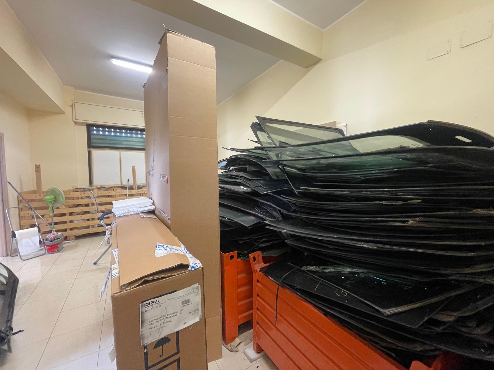 Locale commerciale con box in via piazza armerina 4, Siracusa