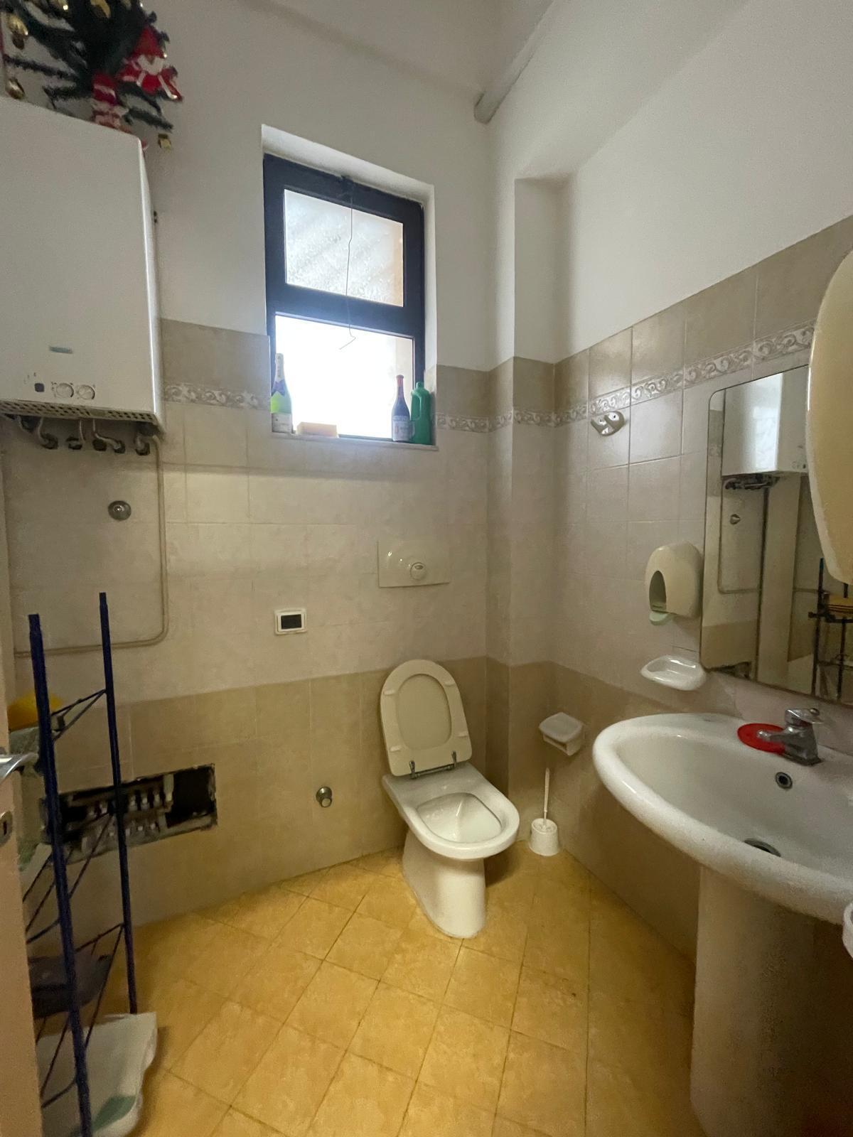 Locale commerciale con box in via piazza armerina 4, Siracusa