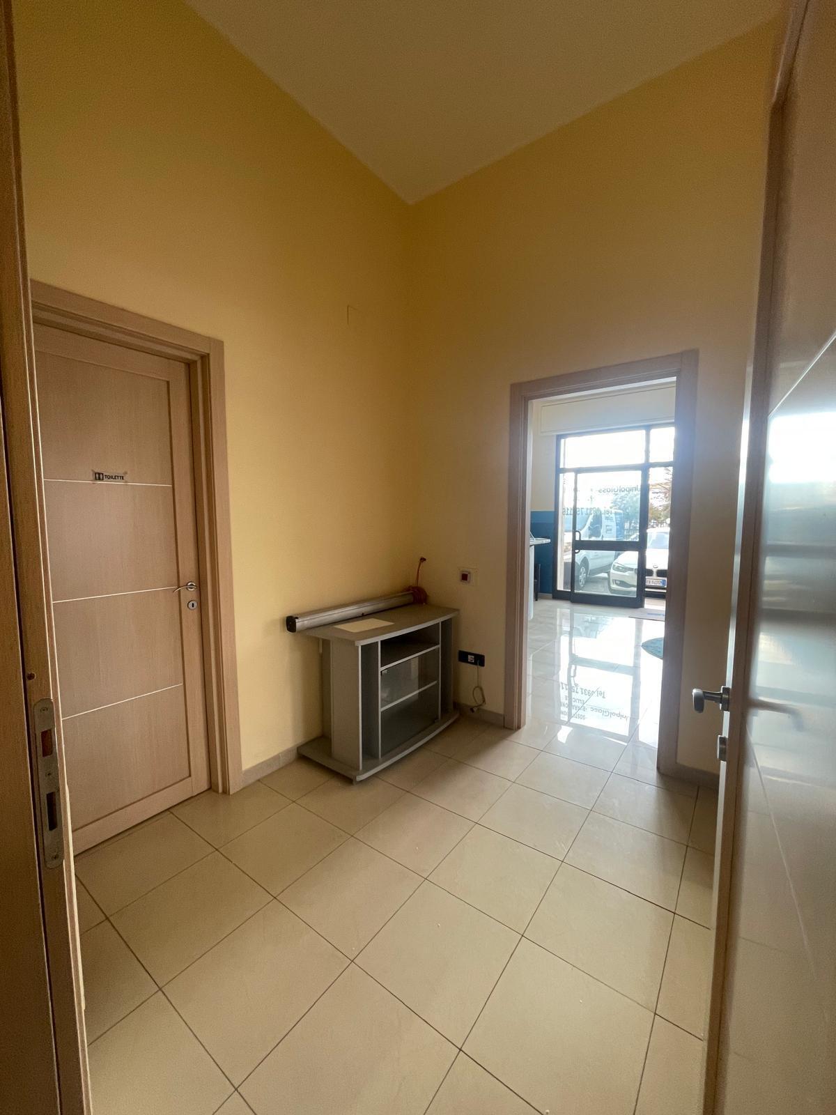 Locale commerciale con box in via piazza armerina 4, Siracusa