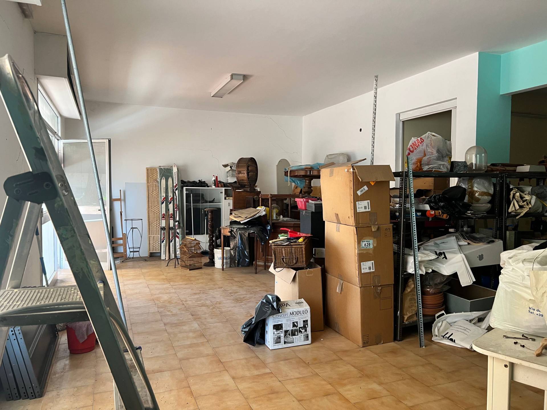 Locale commerciale in vendita a Albisola Superiore, Albisola Capo