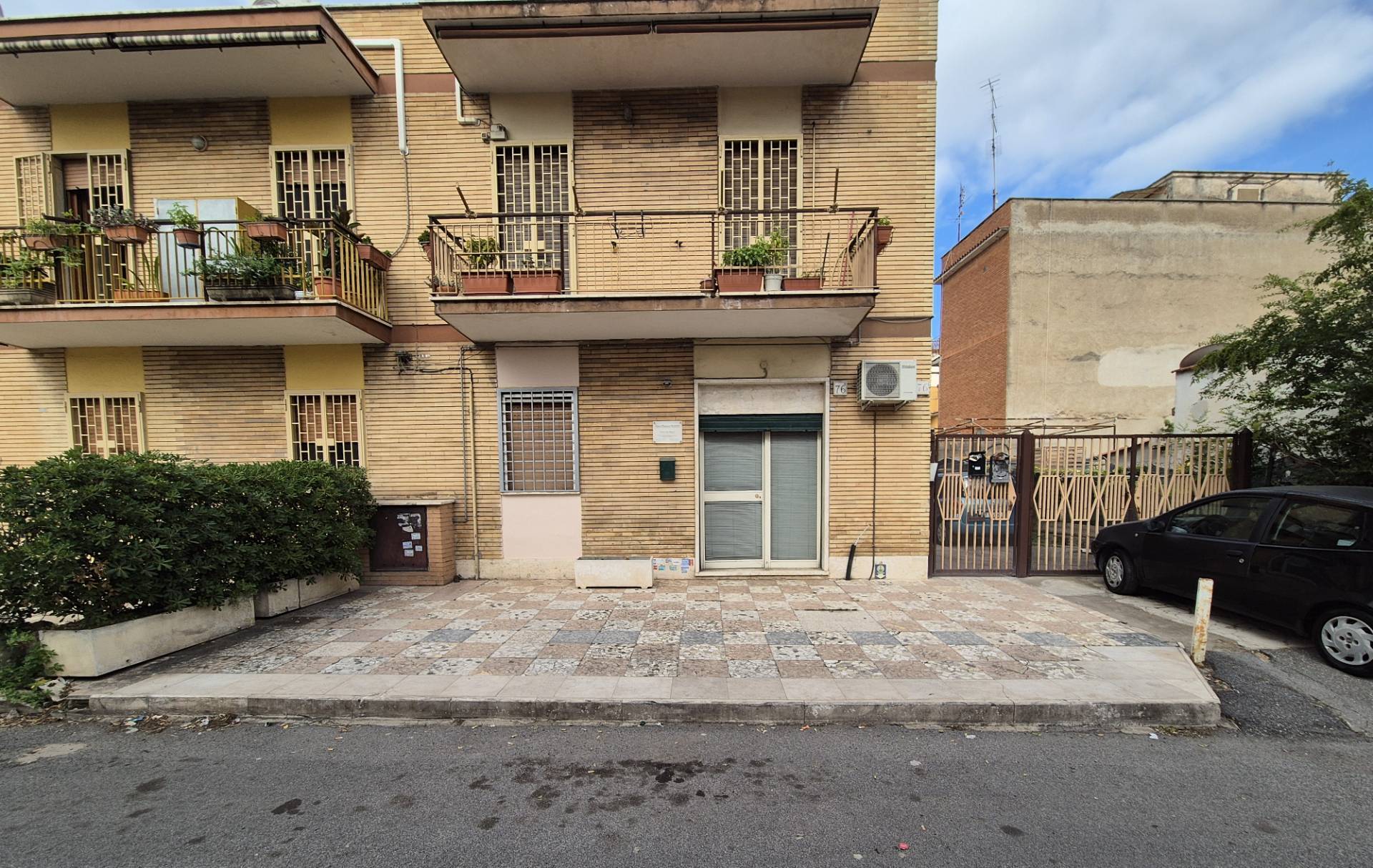 Locale commerciale in vendita a Roma, Casilina