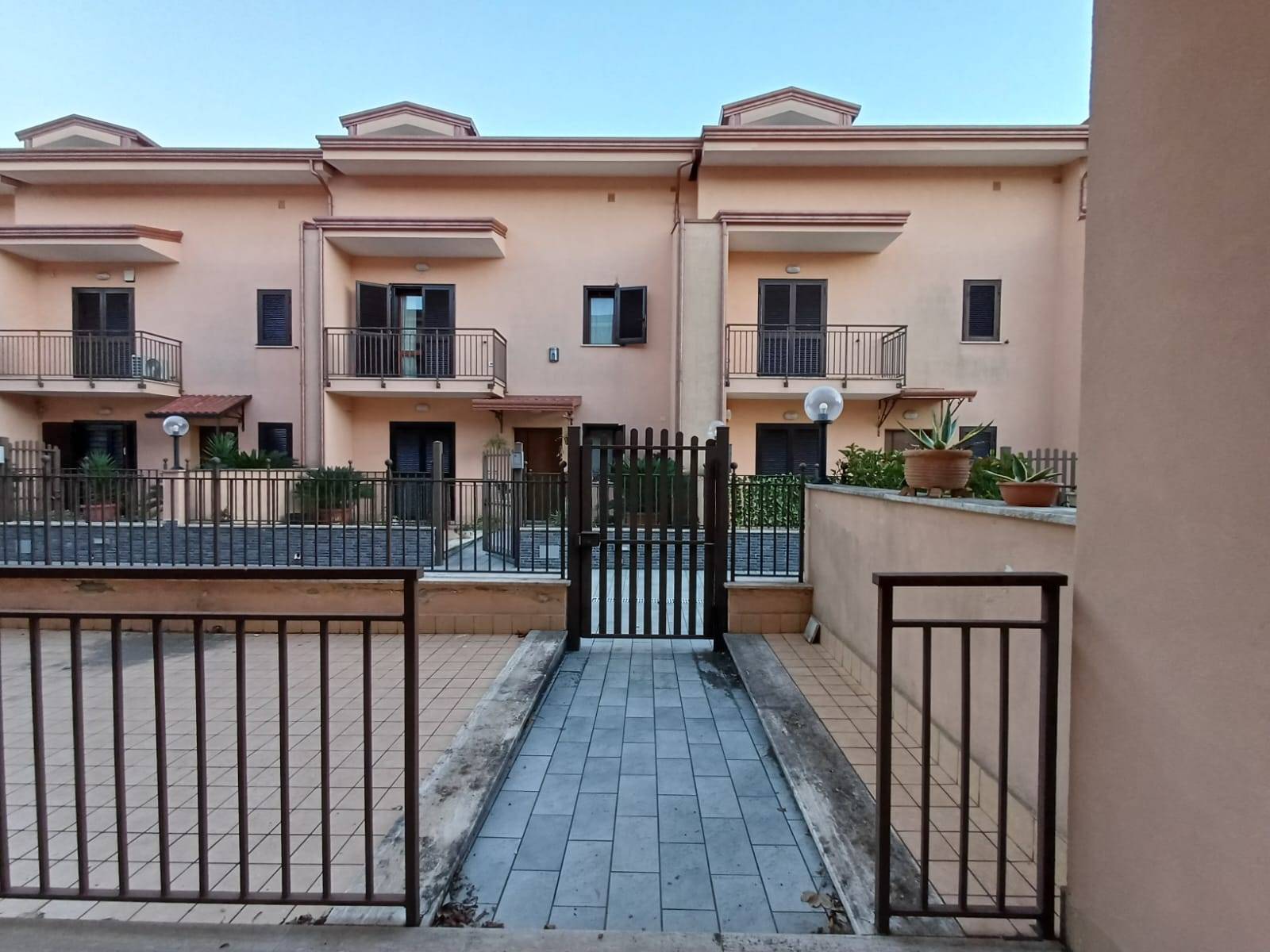 Villette a schiera in affitto a Castel Morrone, Sopra Monte. Scese Lunghe