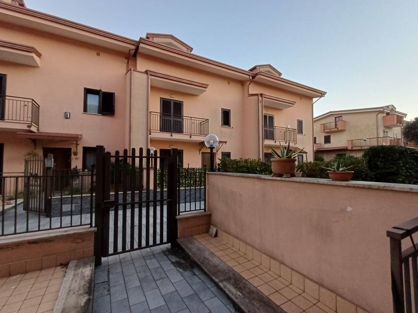 Villette a schiera in affitto a Castel Morrone, Sopra Monte. Scese Lunghe