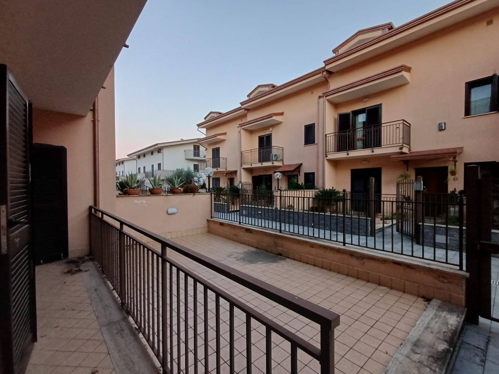 Villette a schiera in affitto a Castel Morrone, Sopra Monte. Scese Lunghe