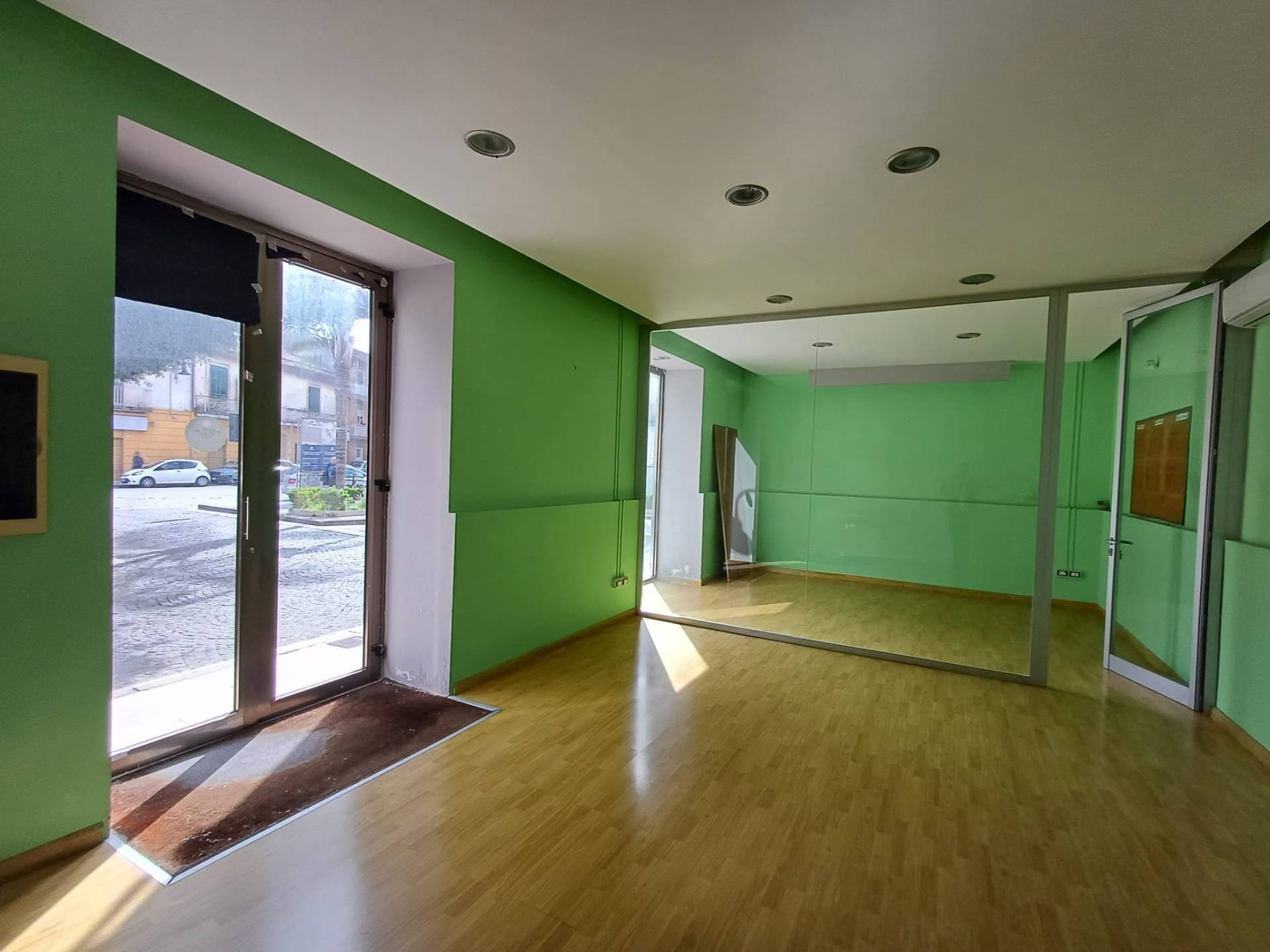 Locale commerciale in affitto a Casagiove