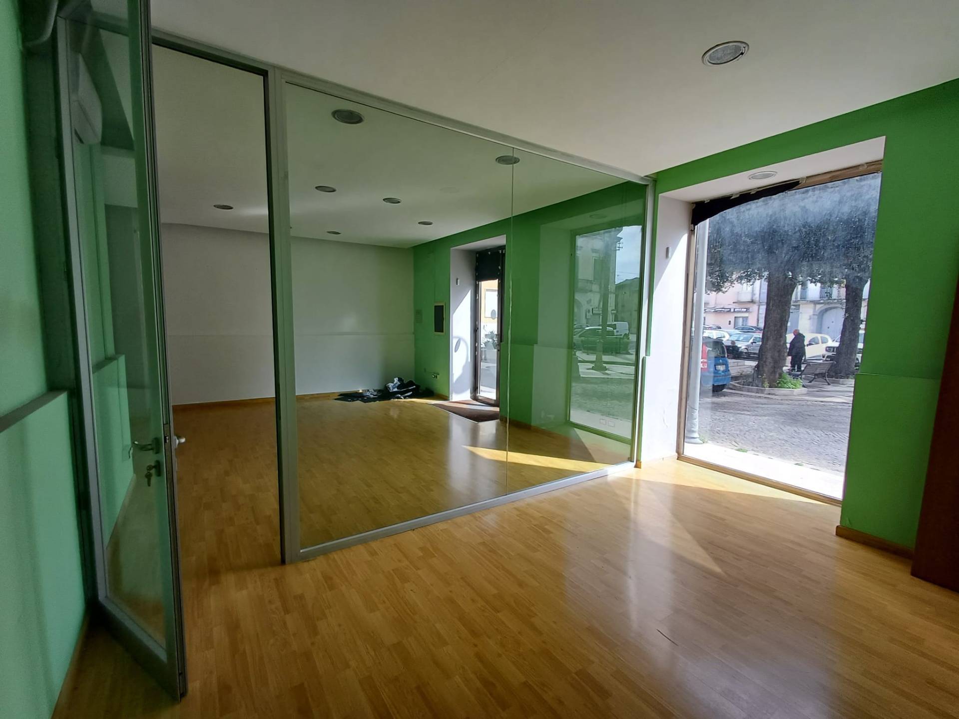 Locale commerciale in affitto a Casagiove