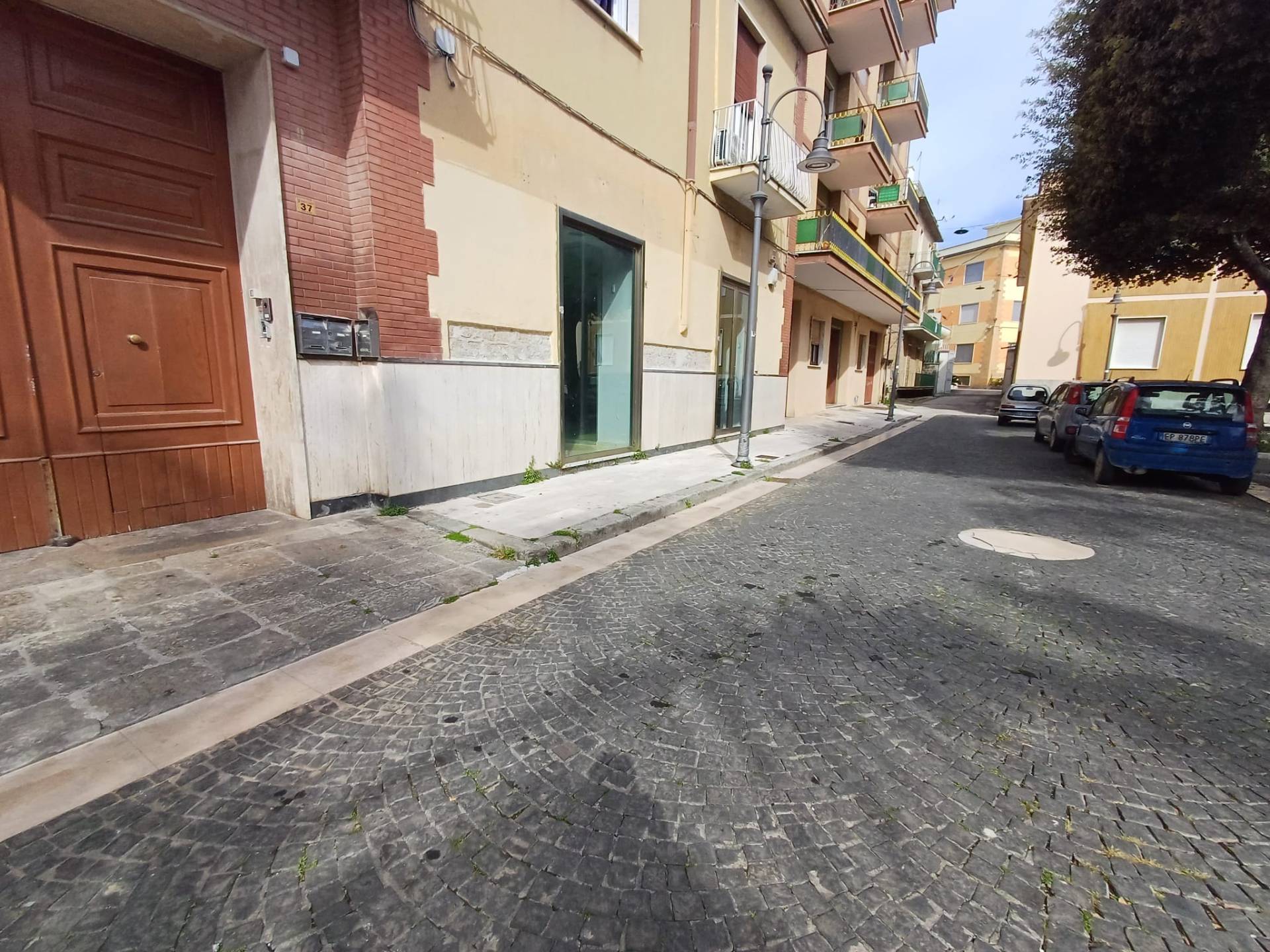 Locale commerciale in affitto a Casagiove