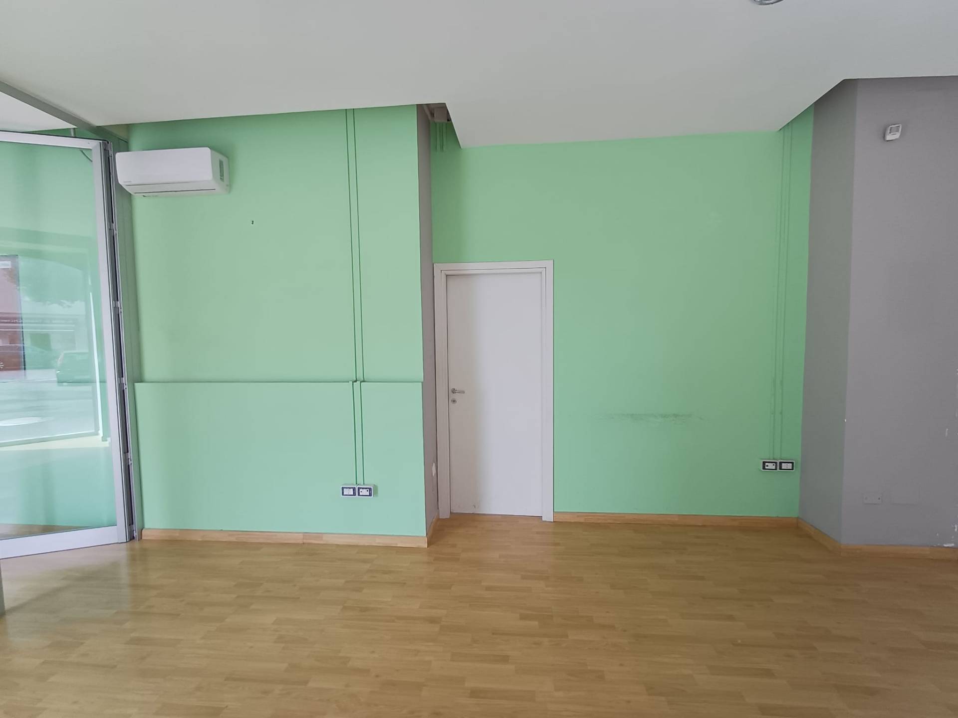 Locale commerciale in affitto a Casagiove