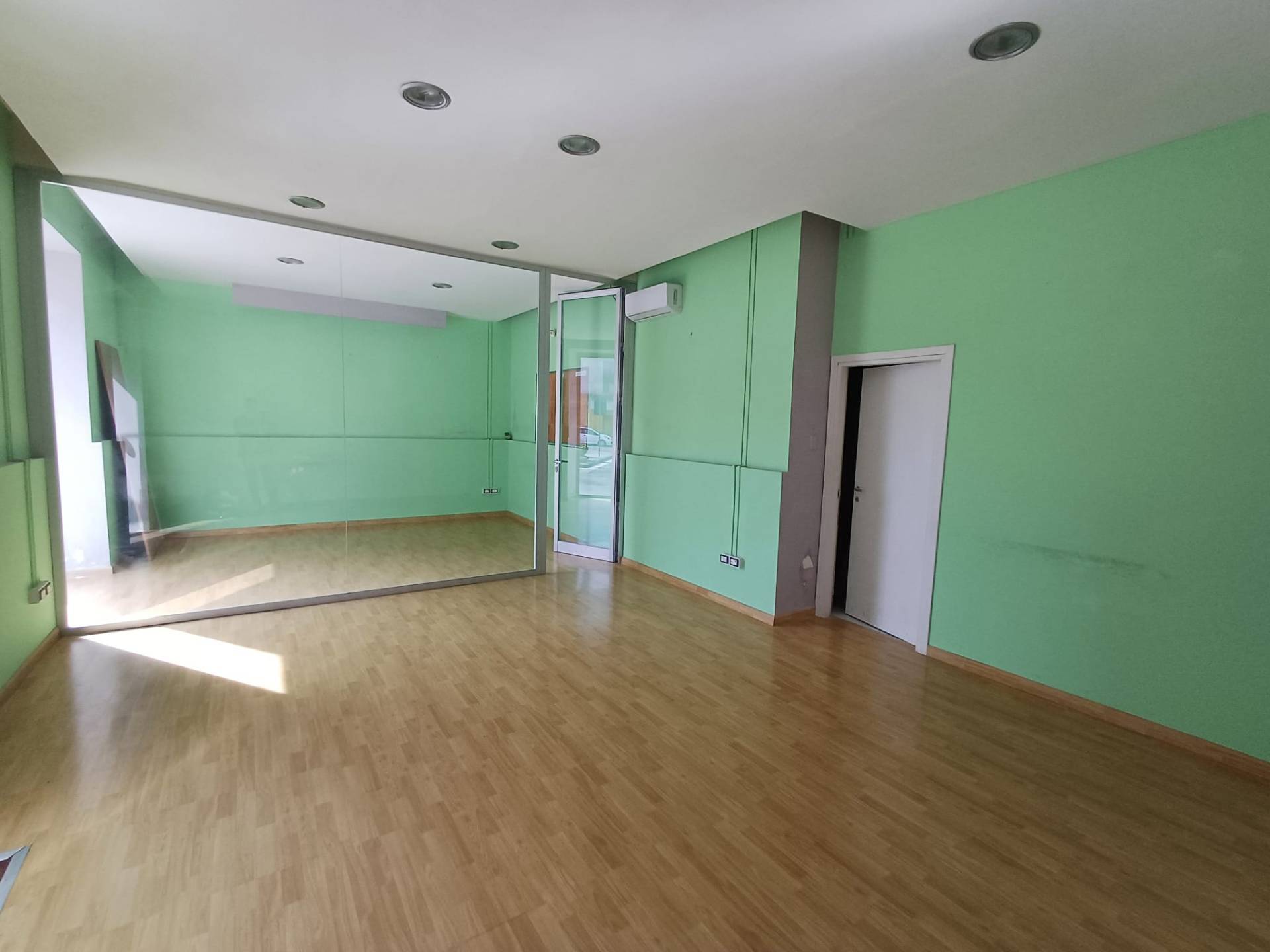 Locale commerciale in affitto a Casagiove