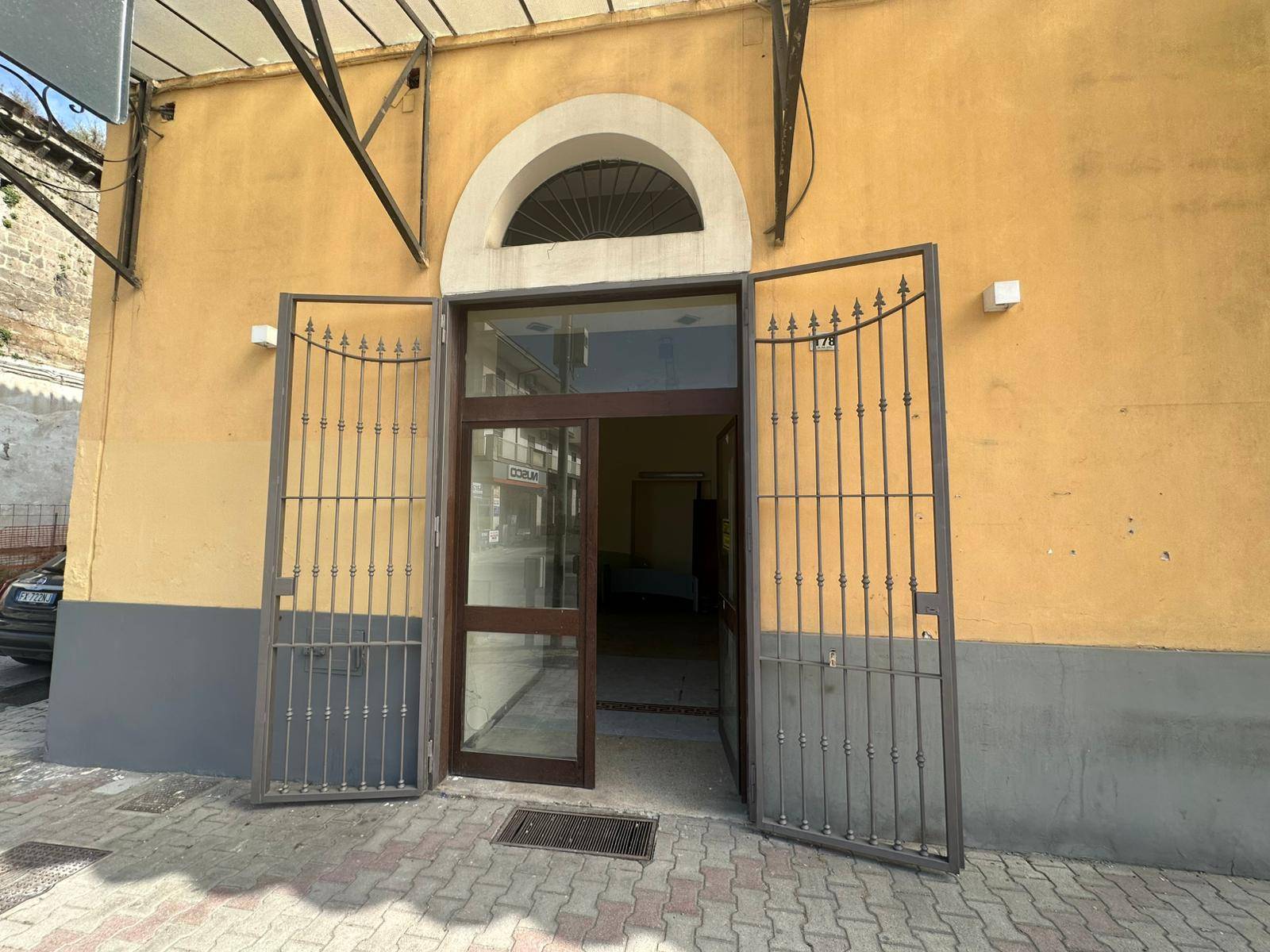 Locale commerciale in affitto a Casagiove