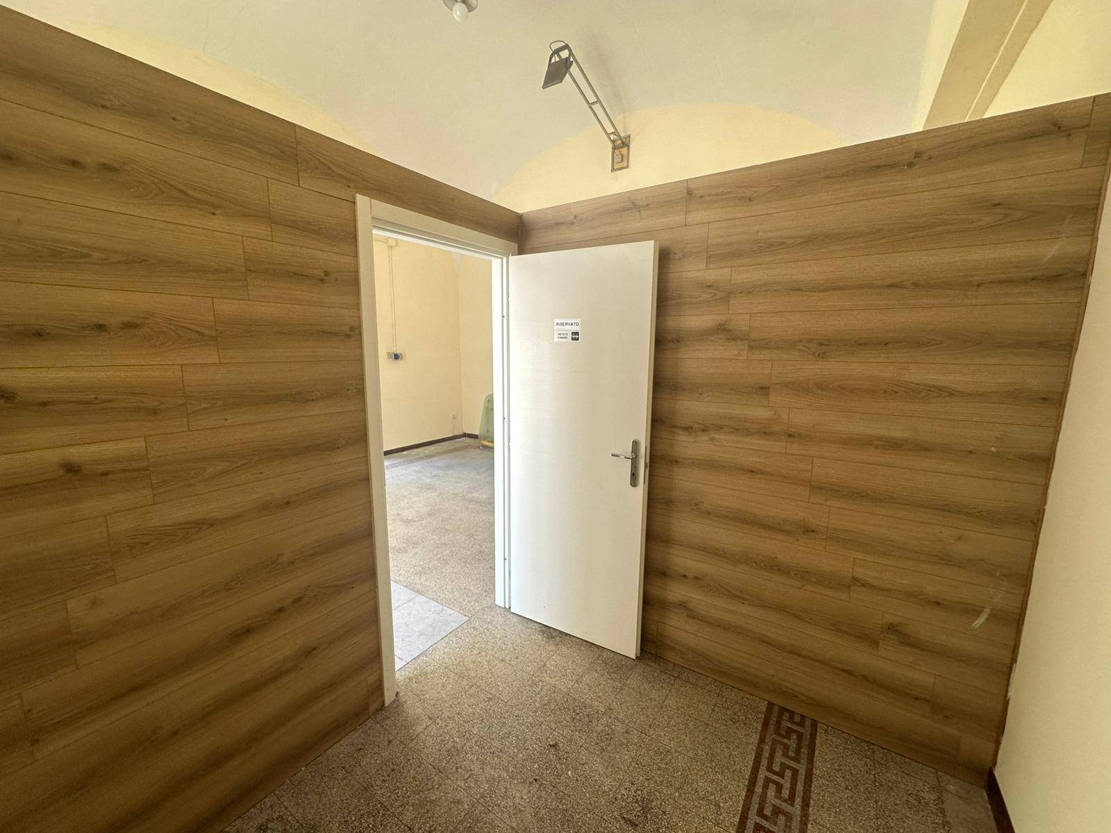 Locale commerciale in affitto a Casagiove