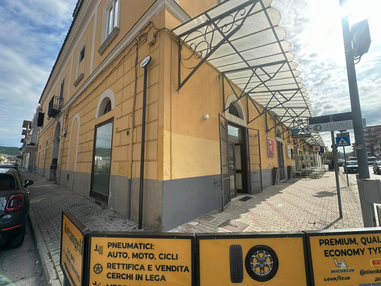 Locale commerciale in affitto a Casagiove