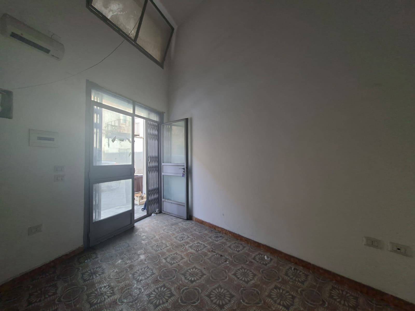 Locale commerciale in affitto a Casagiove