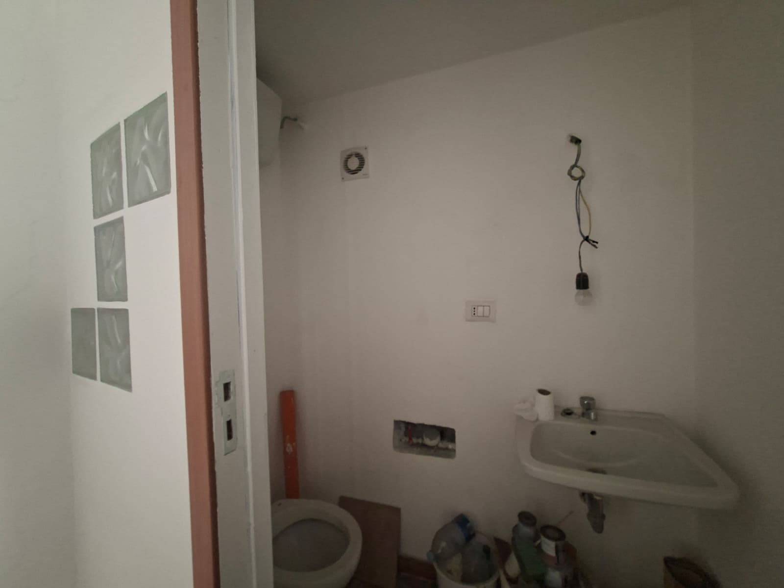 Locale commerciale in affitto a Casagiove