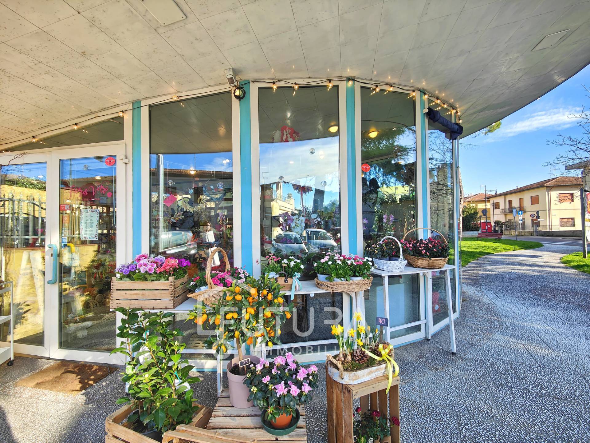 Locale commerciale in vendita a Campi Bisenzio, Santo Stefano